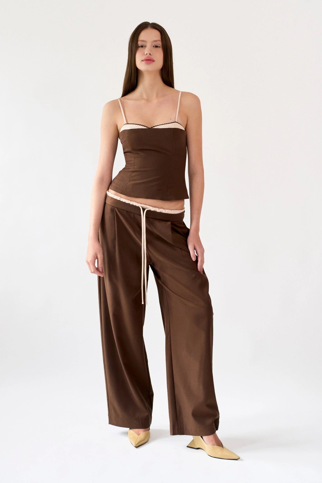 Top Sarja Khloe MR marrom em look feminino com recortes estruturados e acabamento contrastante
