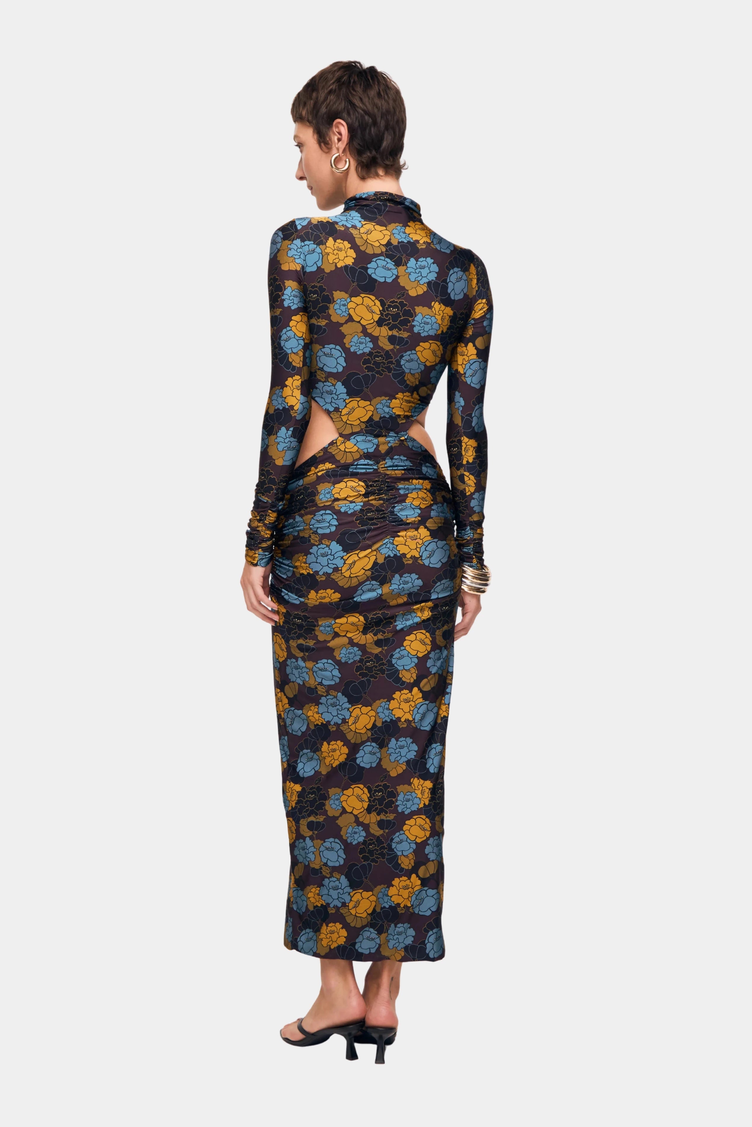 Vista traseira de vestido floral ajustado com estampa azul e mostarda e modelagem elegante