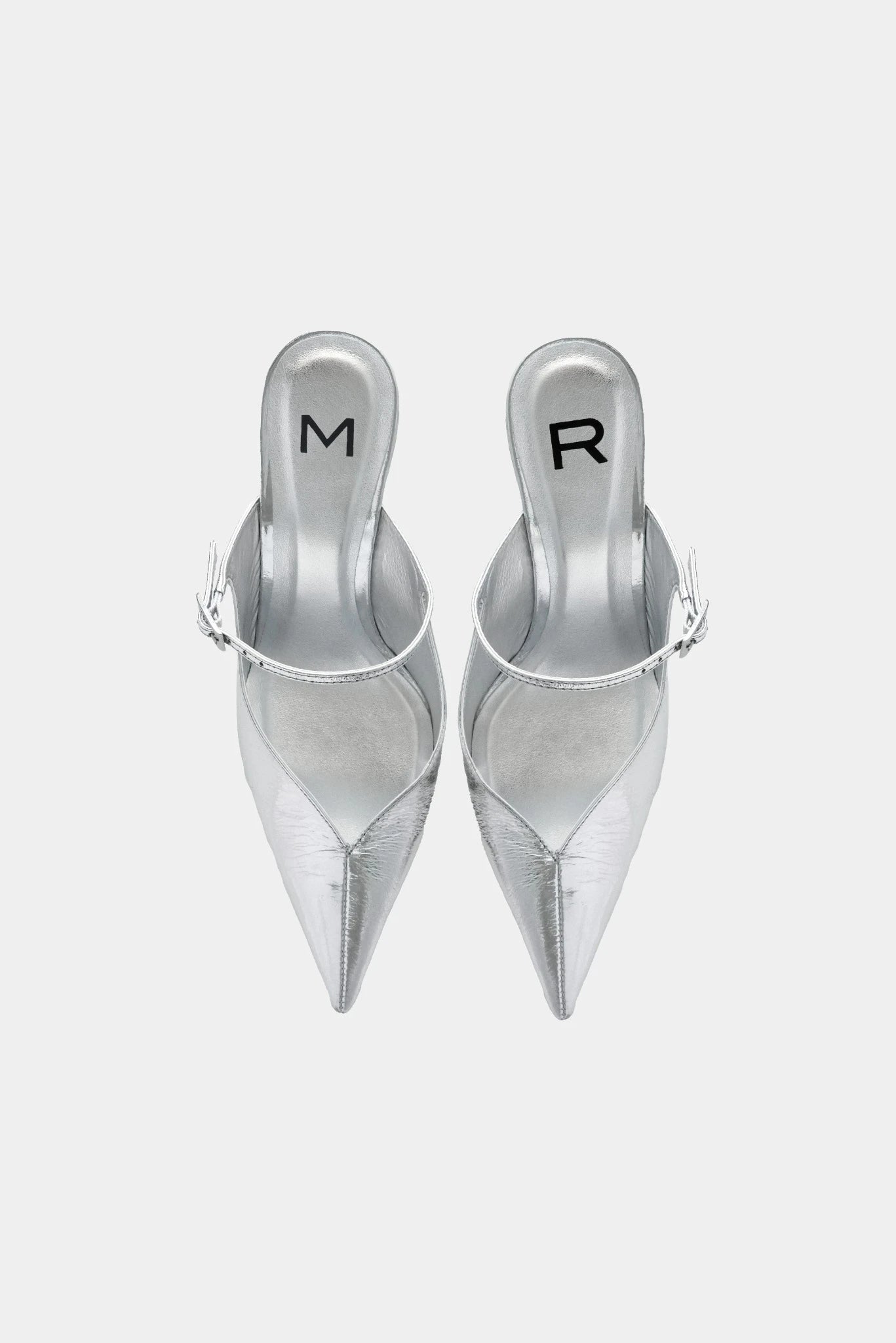 Scarpin slingback prata com bico fino e tira ajustável