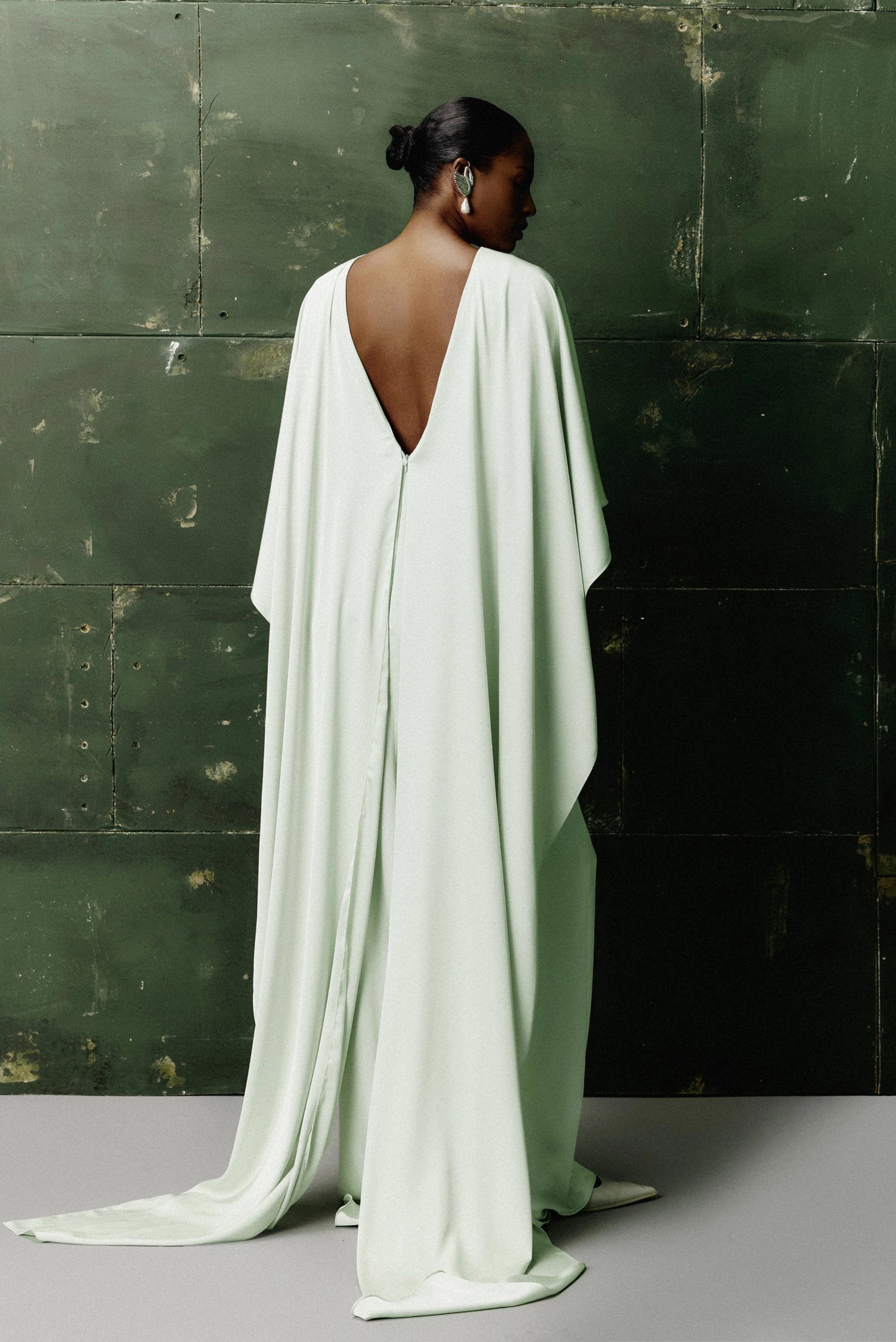 Vestido longo verde menta em crepe com capa fluida e modelagem reta em composição editorial