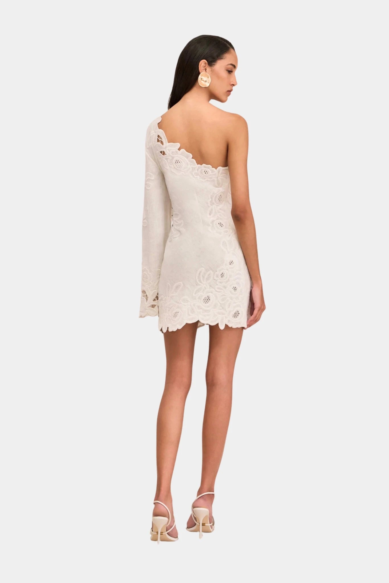 Vestido curto Cult Gaia com costas assimétricas e detalhes florais vazados em off-white