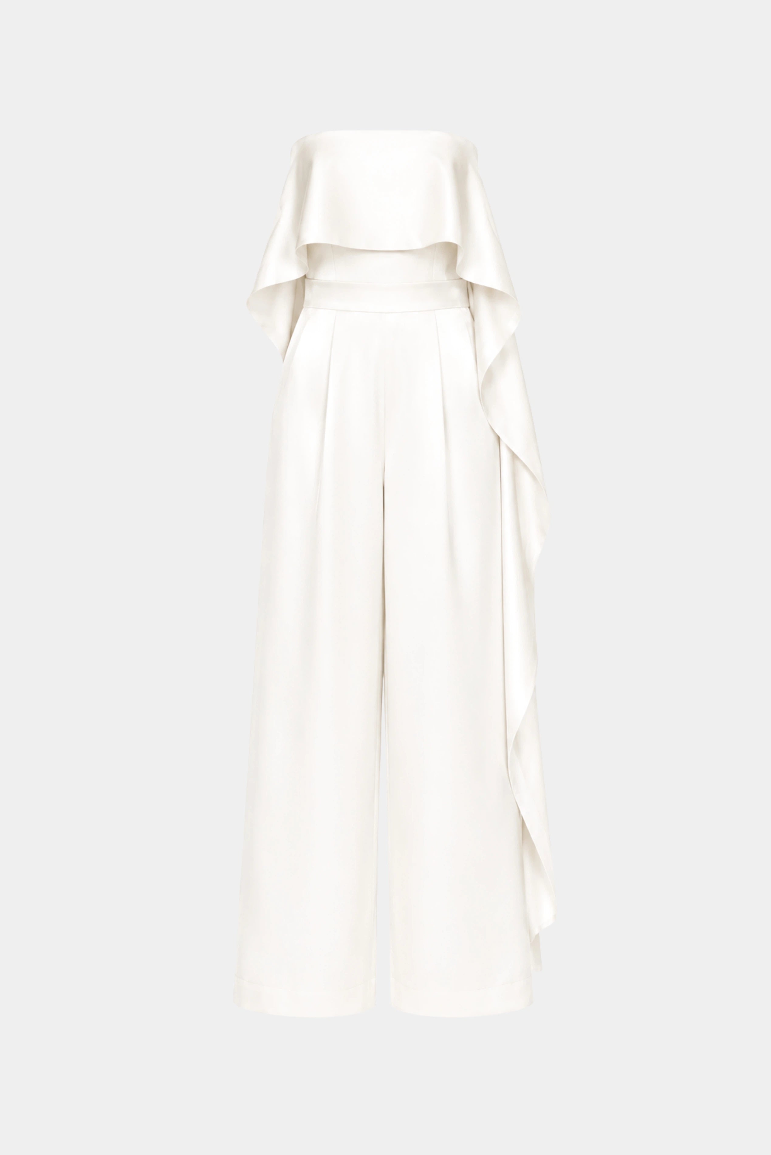 Macacão tom off-white tomara que caia com sobreposição fluida e calça pantalona