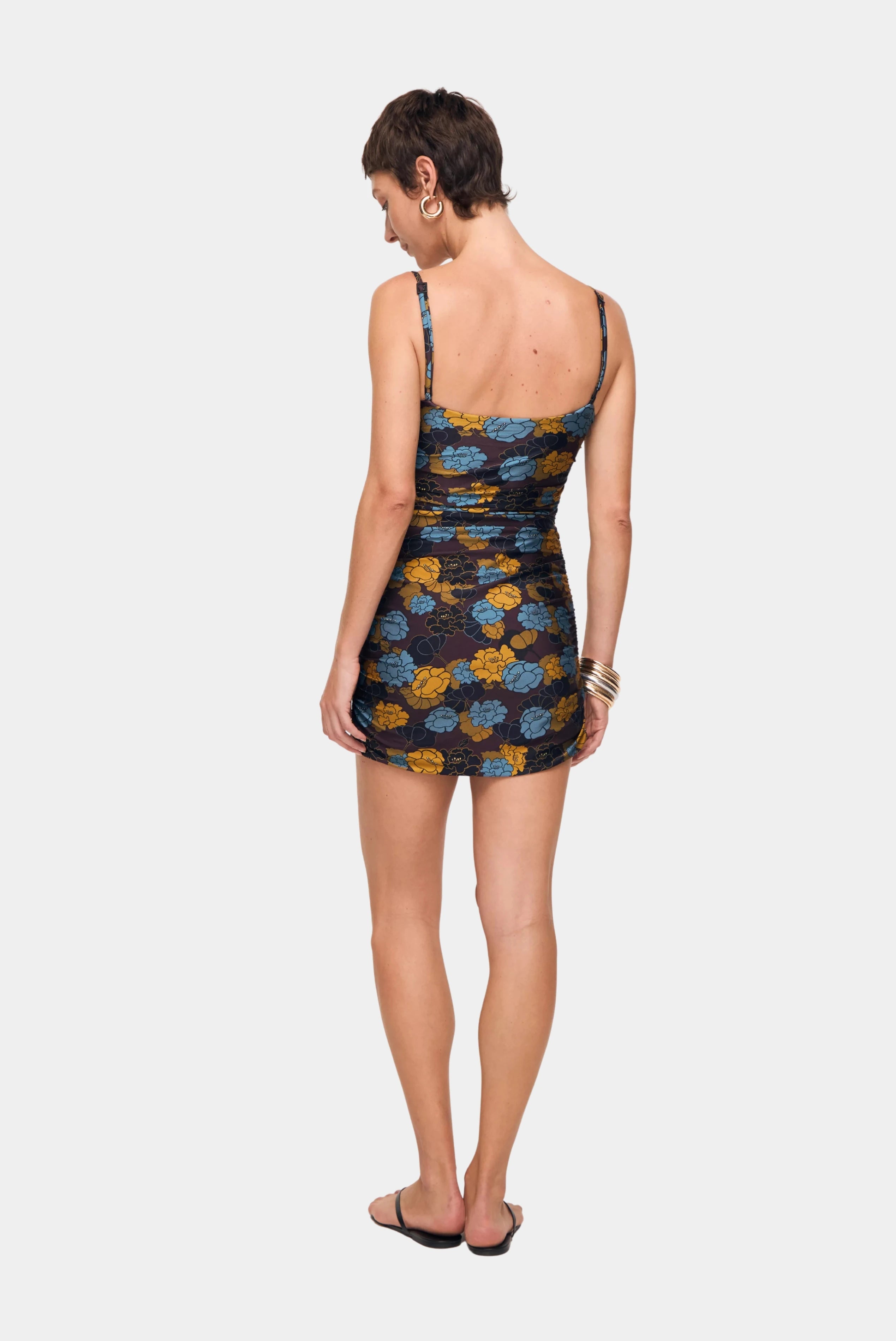 Vista traseira do vestido floral curto com modelagem ajustada e estampa Floral Bloom August