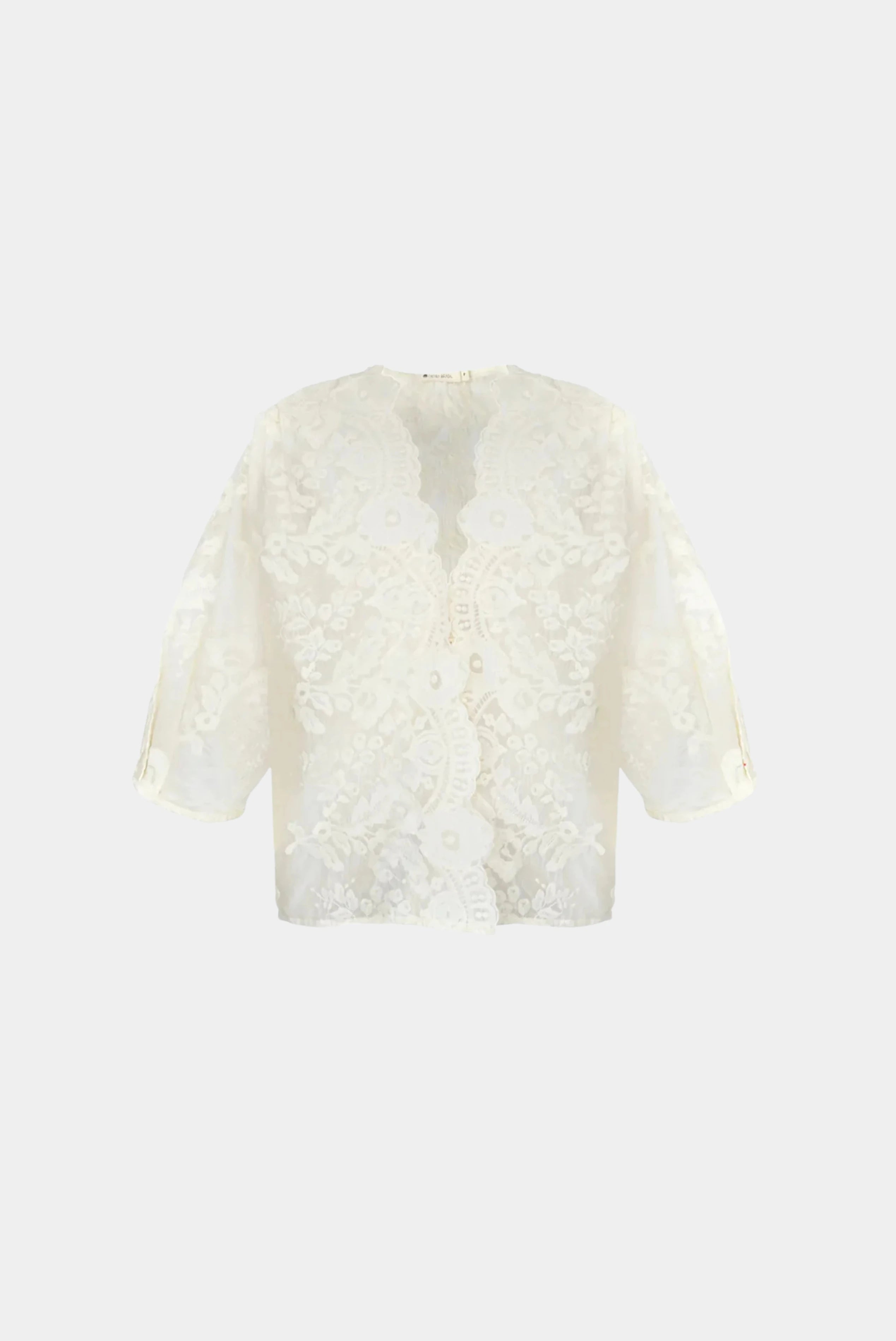 Camisa Renda Localizada Renda Ostra em renda floral com mangas amplas e decote em V, em fundo branco.