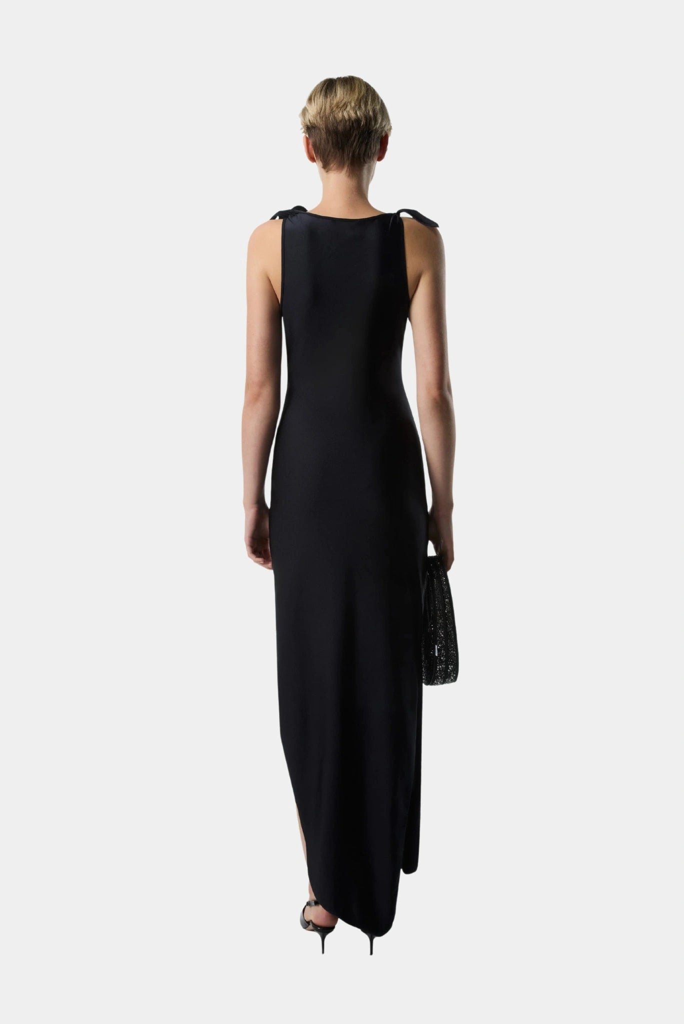 Vestido preto minimalista Coperni com modelagem reta nas costas