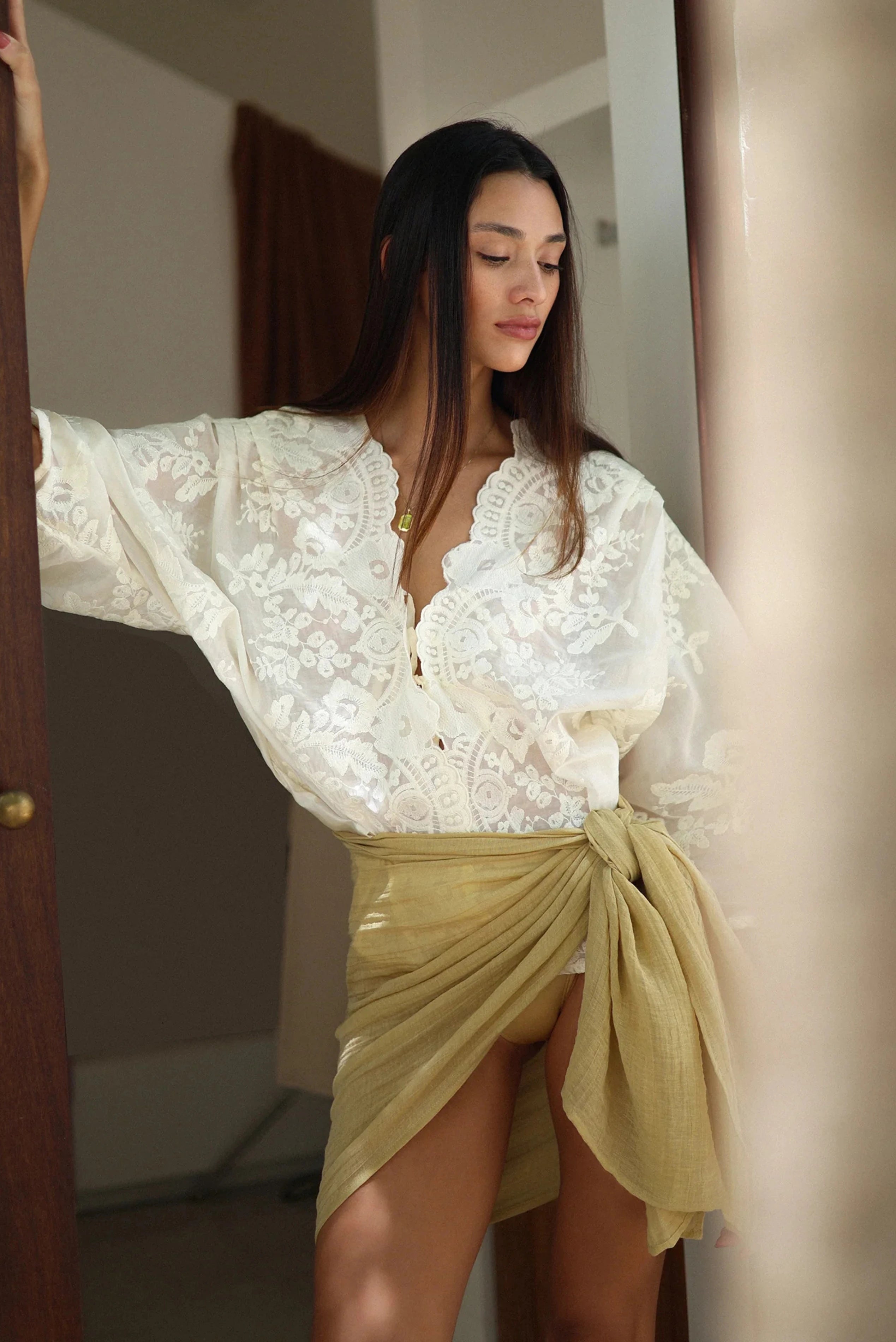 Camisa Renda Localizada Renda Ostra em renda floral usada com pareo em look resort.