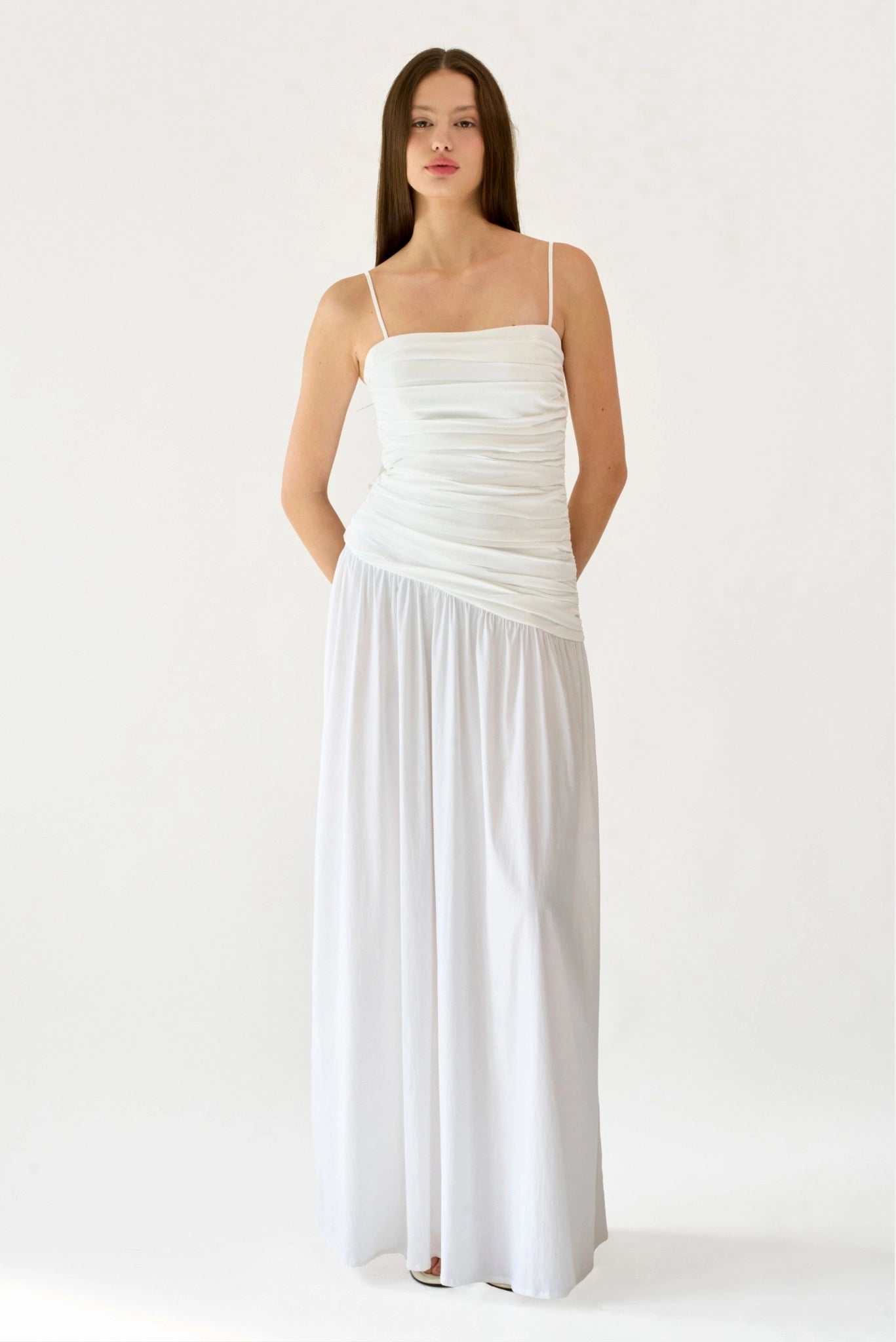 Vestido longo Elle MR branco com drapeado ajustado e saia ampla em look frontal
