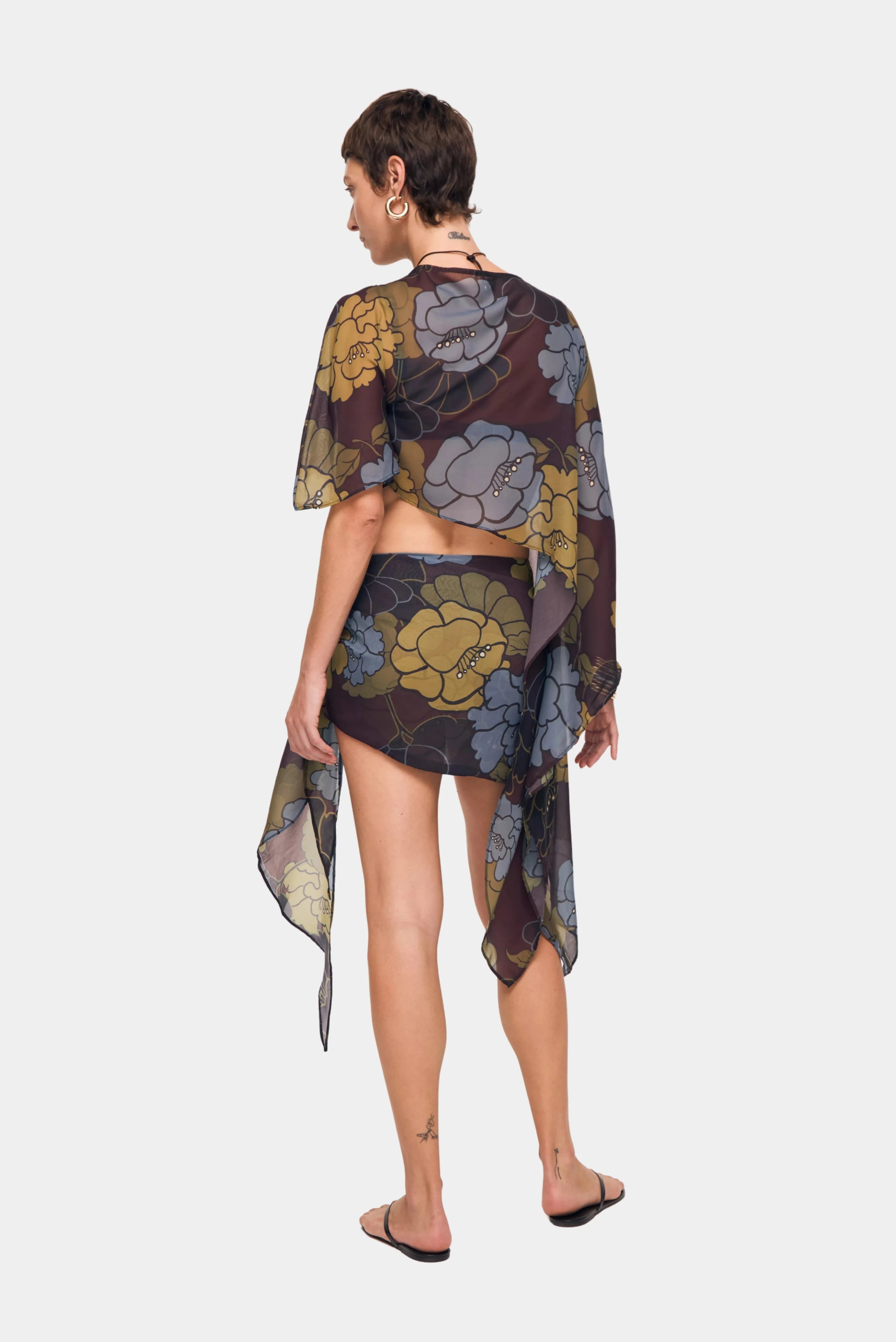 Vista traseira da Camisa Maja Floral Bloom August com caimento leve e estampa floral exclusiva