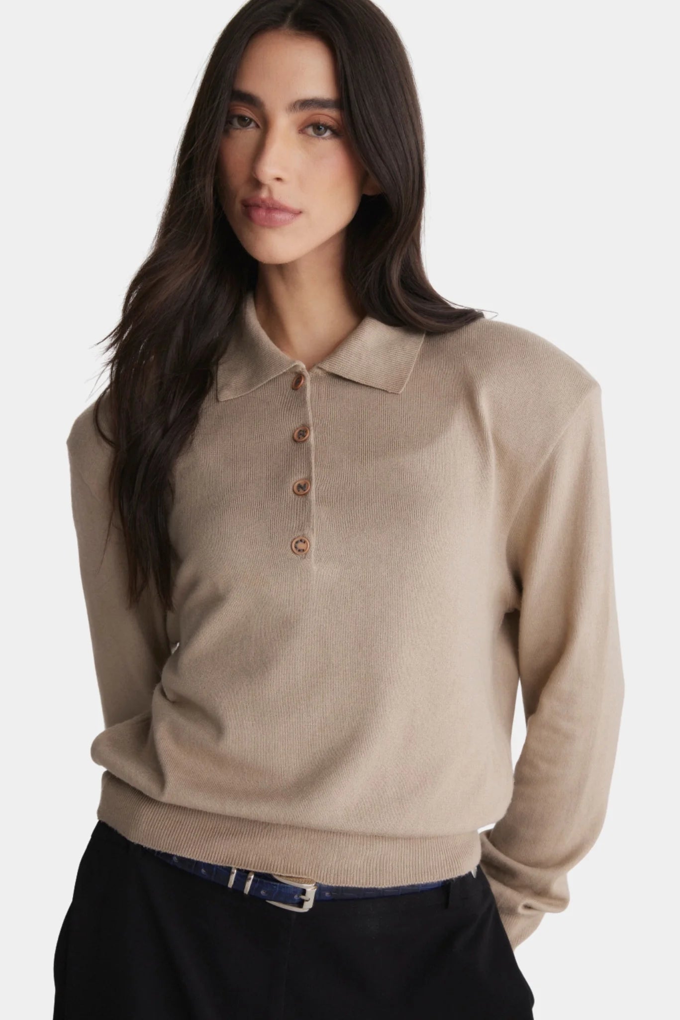 Blusa Polo Tricot Francesca bege com gola polo e botões frontais