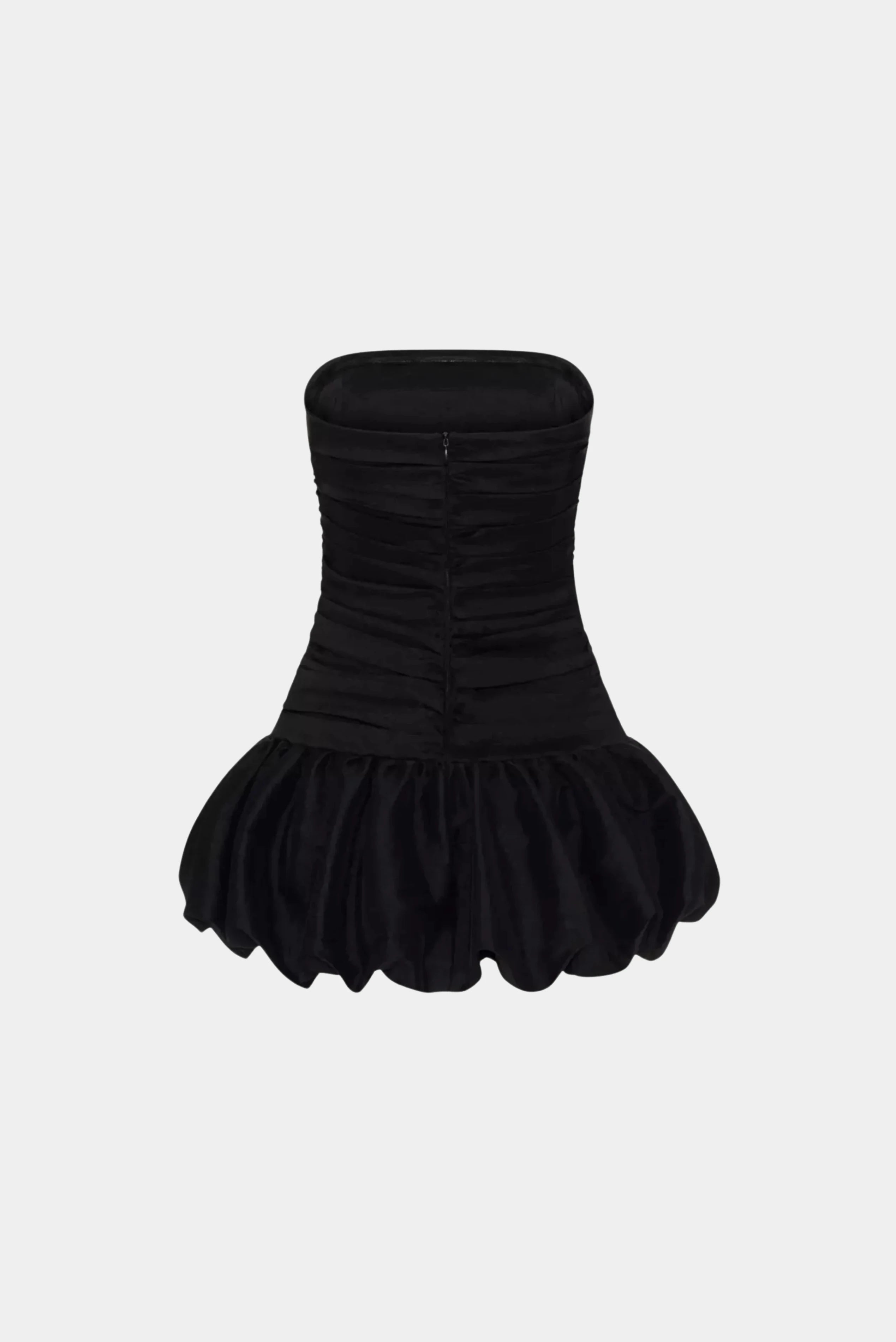Costas de vestido curto balonê preto tomara que caia com drapeado e saia volumosa