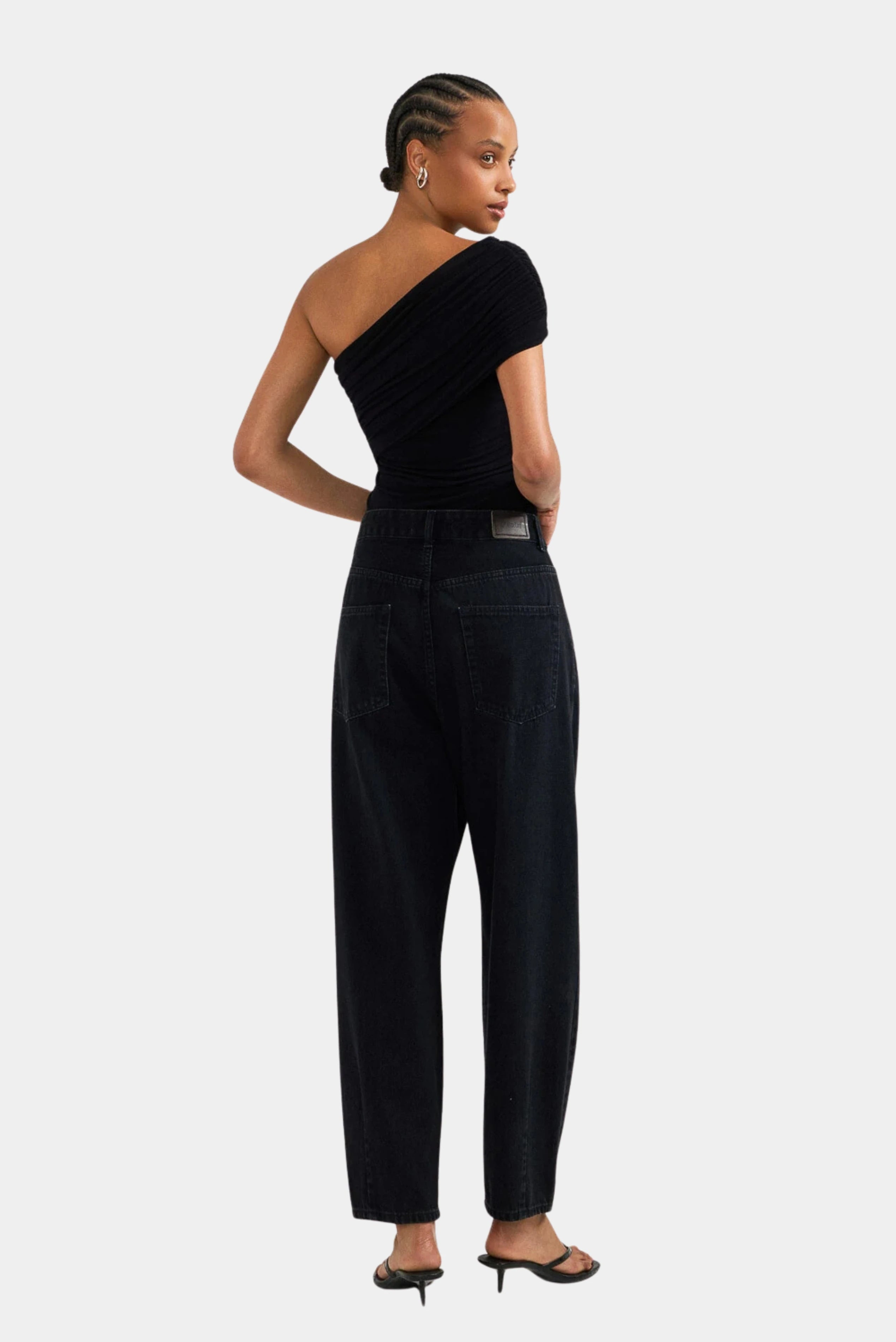 Costas de calça jeans balloon escura com bolsos traseiros e modelagem ampla