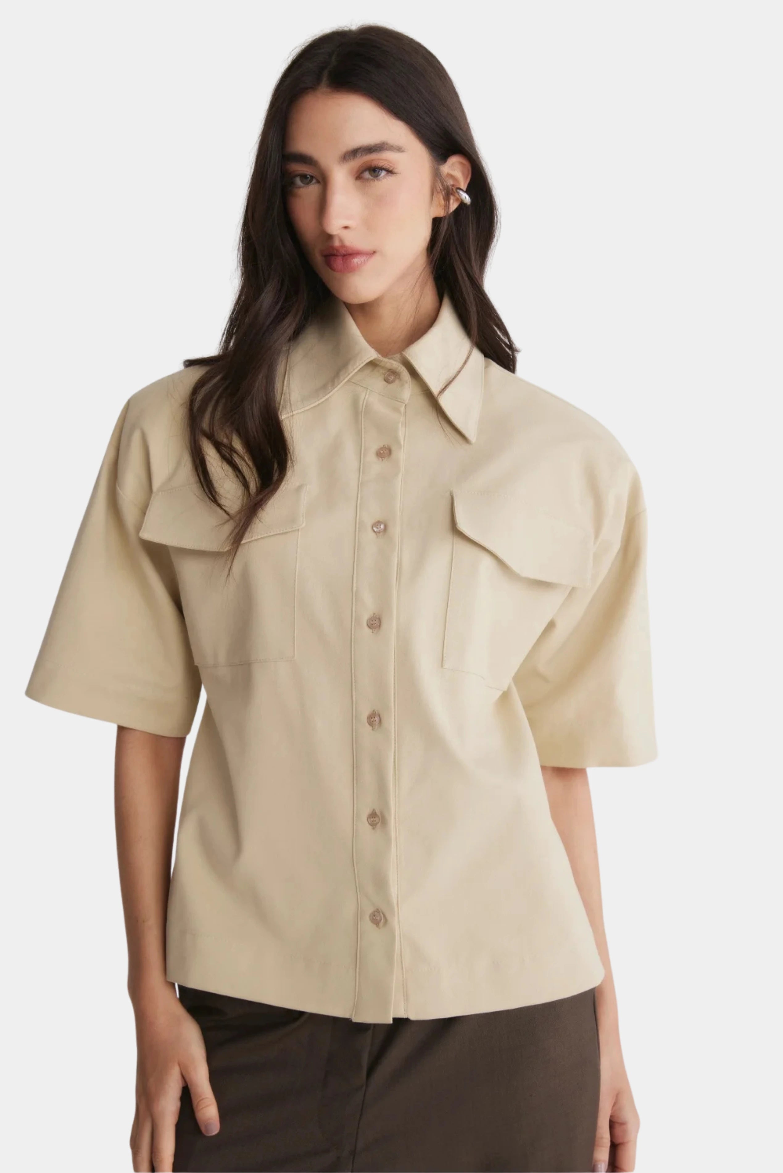 Camisa Vértice Francesca bege com mangas amplas, gola clássica e bolsos frontais