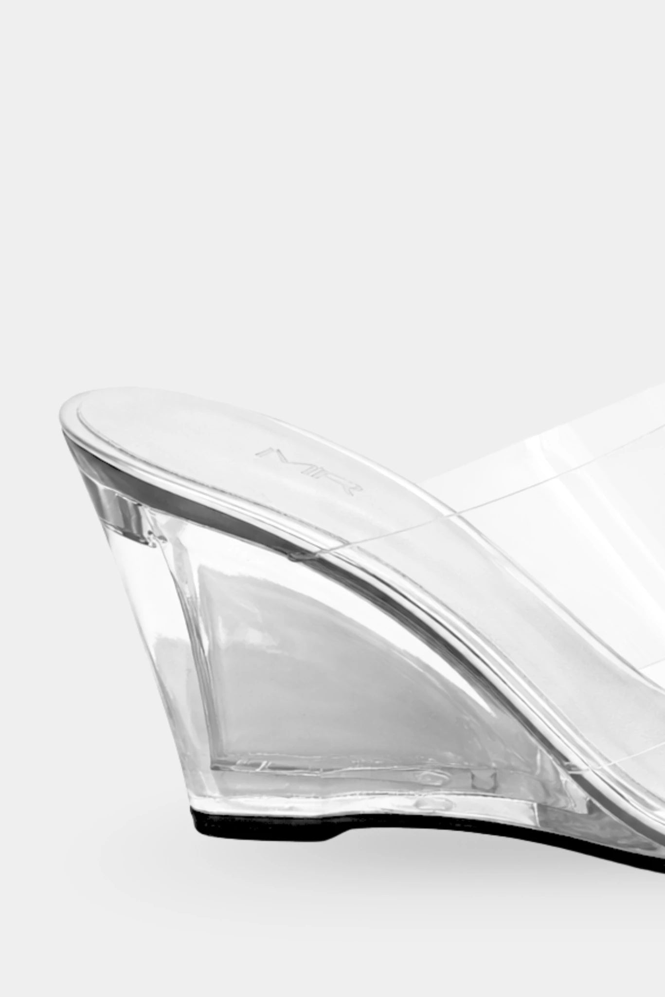 Tamanco Crystal transparente com salto anabela e design minimalista contemporâneo