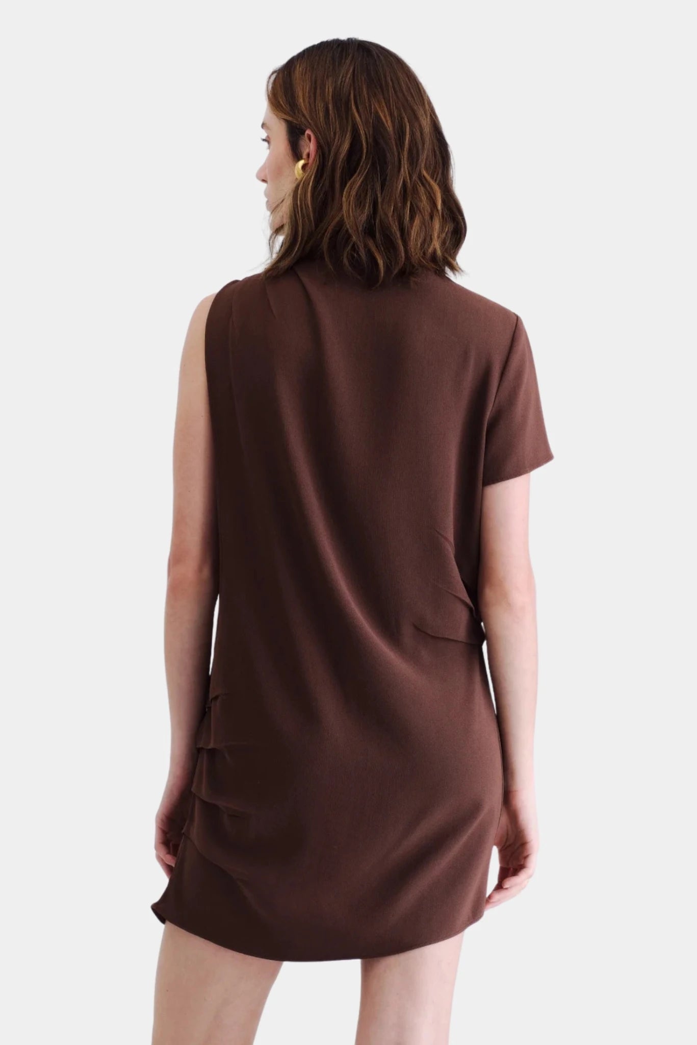 Vestido Juno Mini Francesca marrom com costas fechadas e barra assimétrica