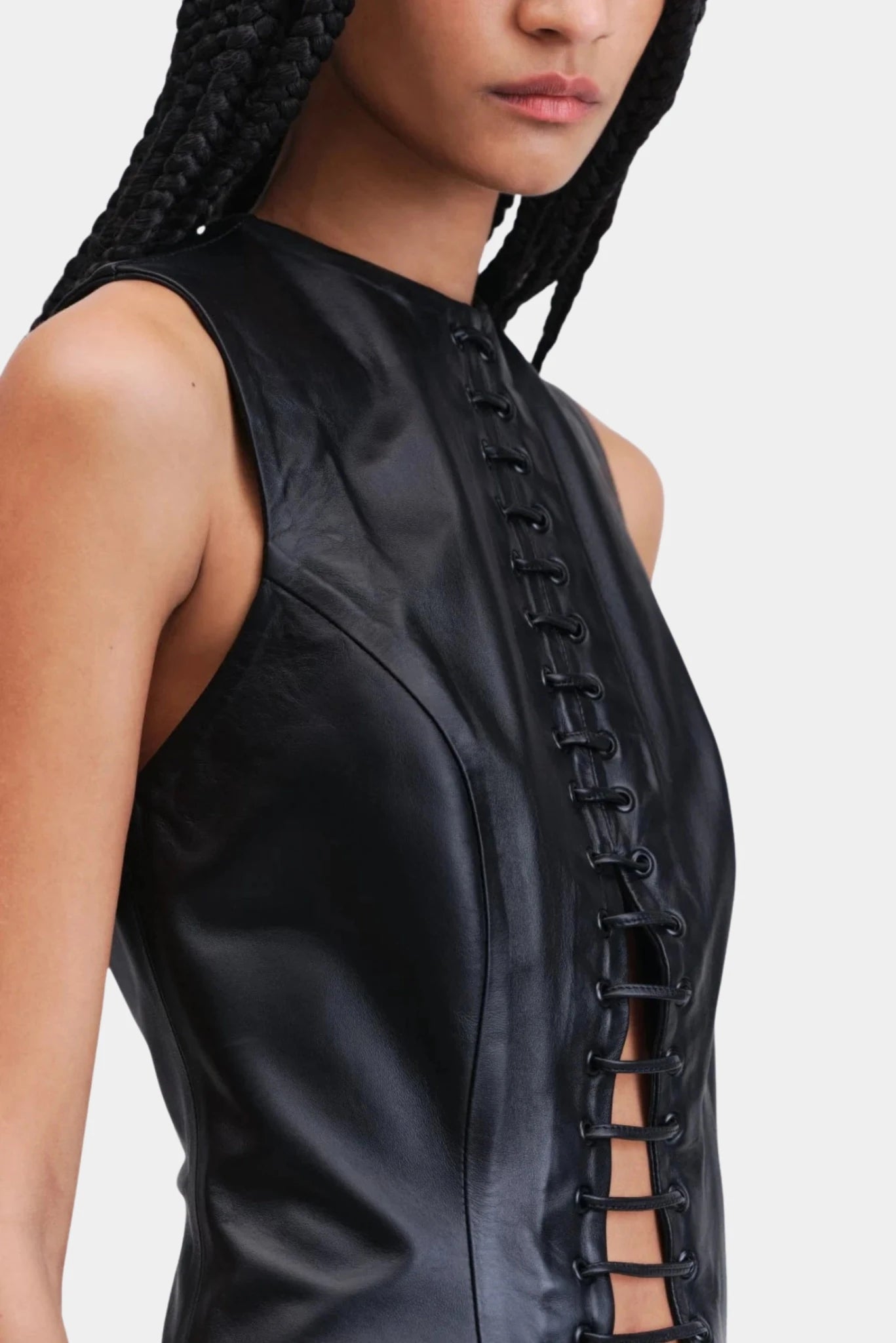 Blusa Sela Francesca preta com amarração frontal e acabamento acetinado