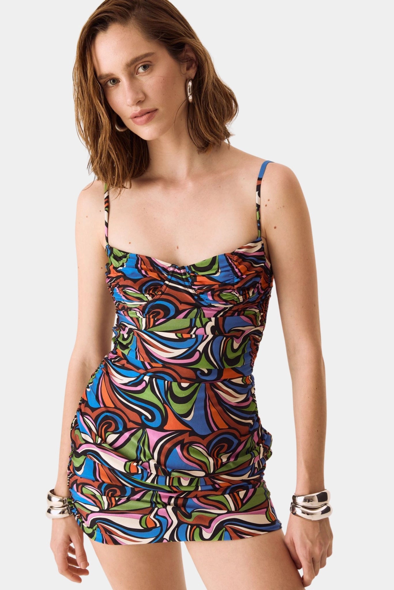 Close de vestido mini estampado abstrato com modelagem ajustada e detalhe meia taça Florence pop August