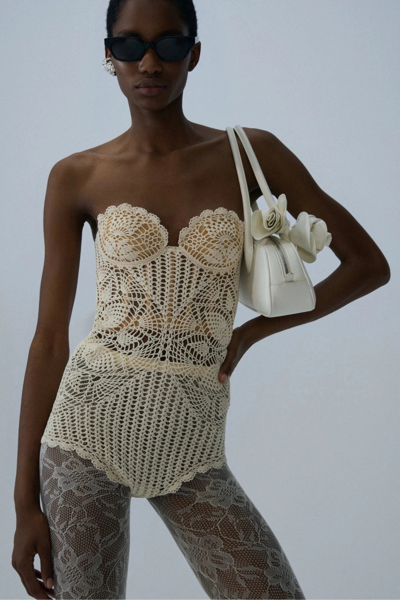 Modelo usando body de crochê off-white Magda Butrym com desenho rendado e busto estruturado