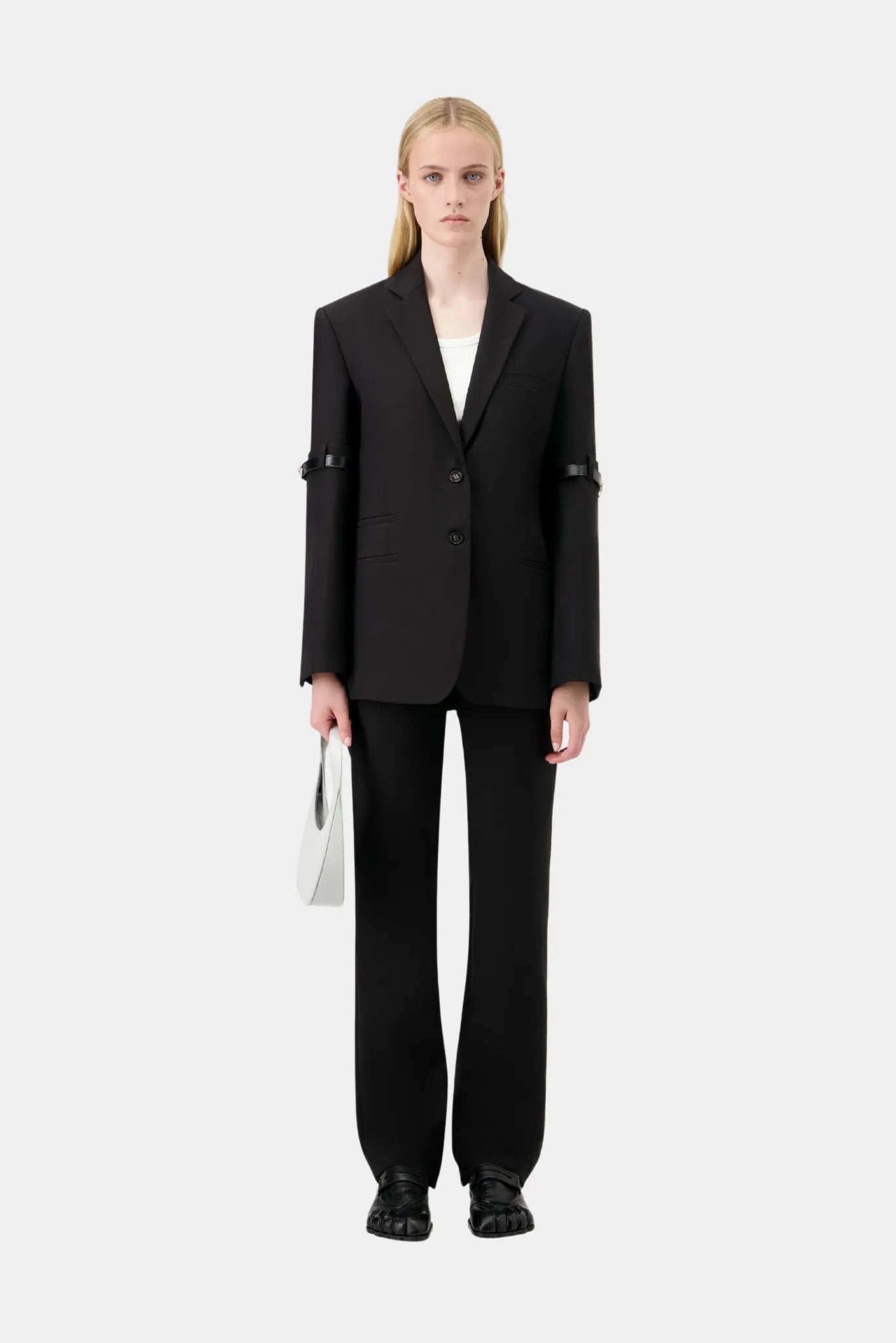 Blazer preto oversized Coperni em look de alfaiataria feminina