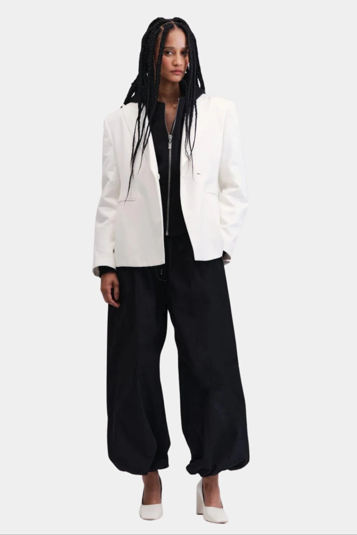 Blazer Drax Francesca off-white com modelagem reta e acabamento de alfaiataria