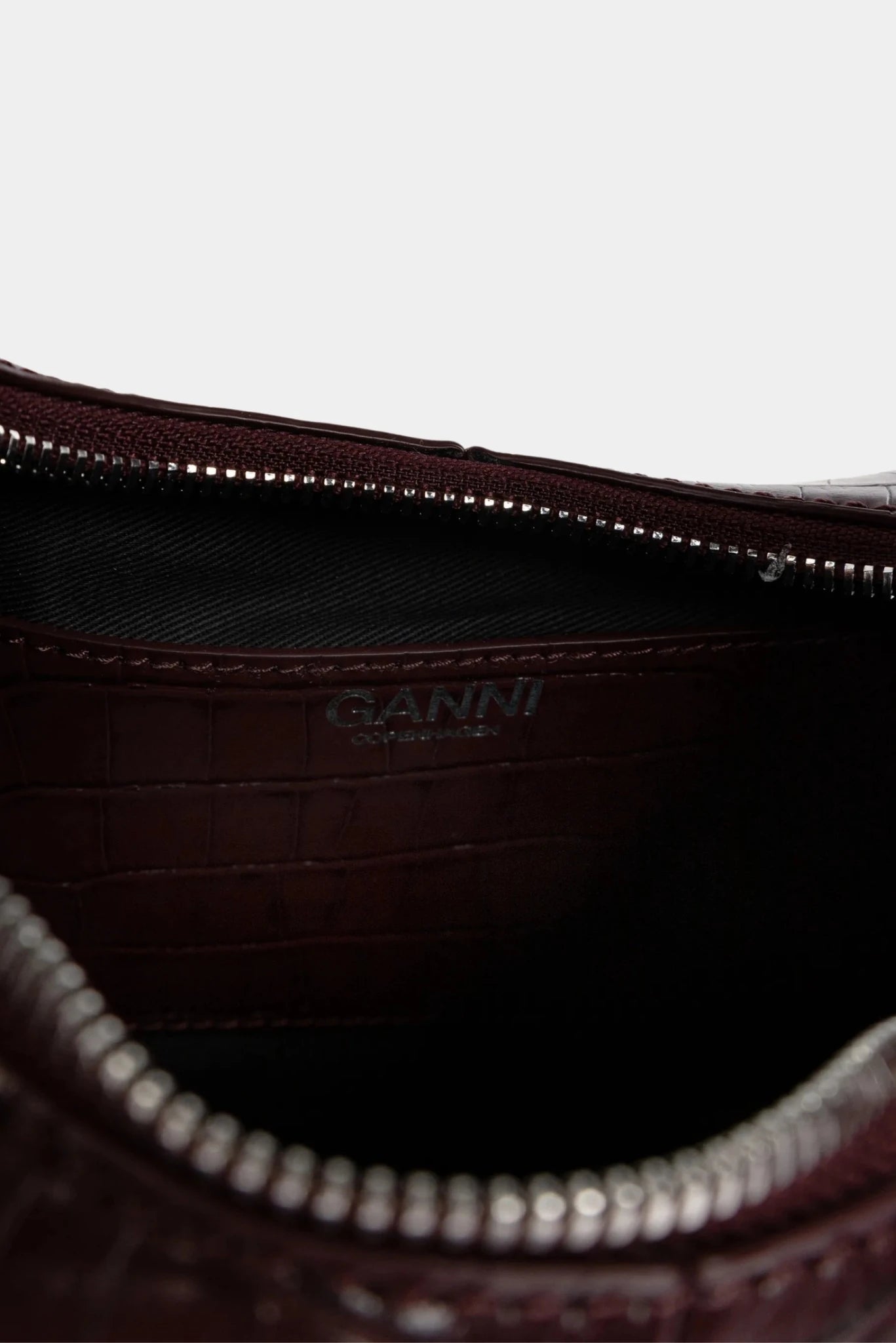 Interior da bolsa hobo mini Ganni com fechamento em zíper e forro escuro