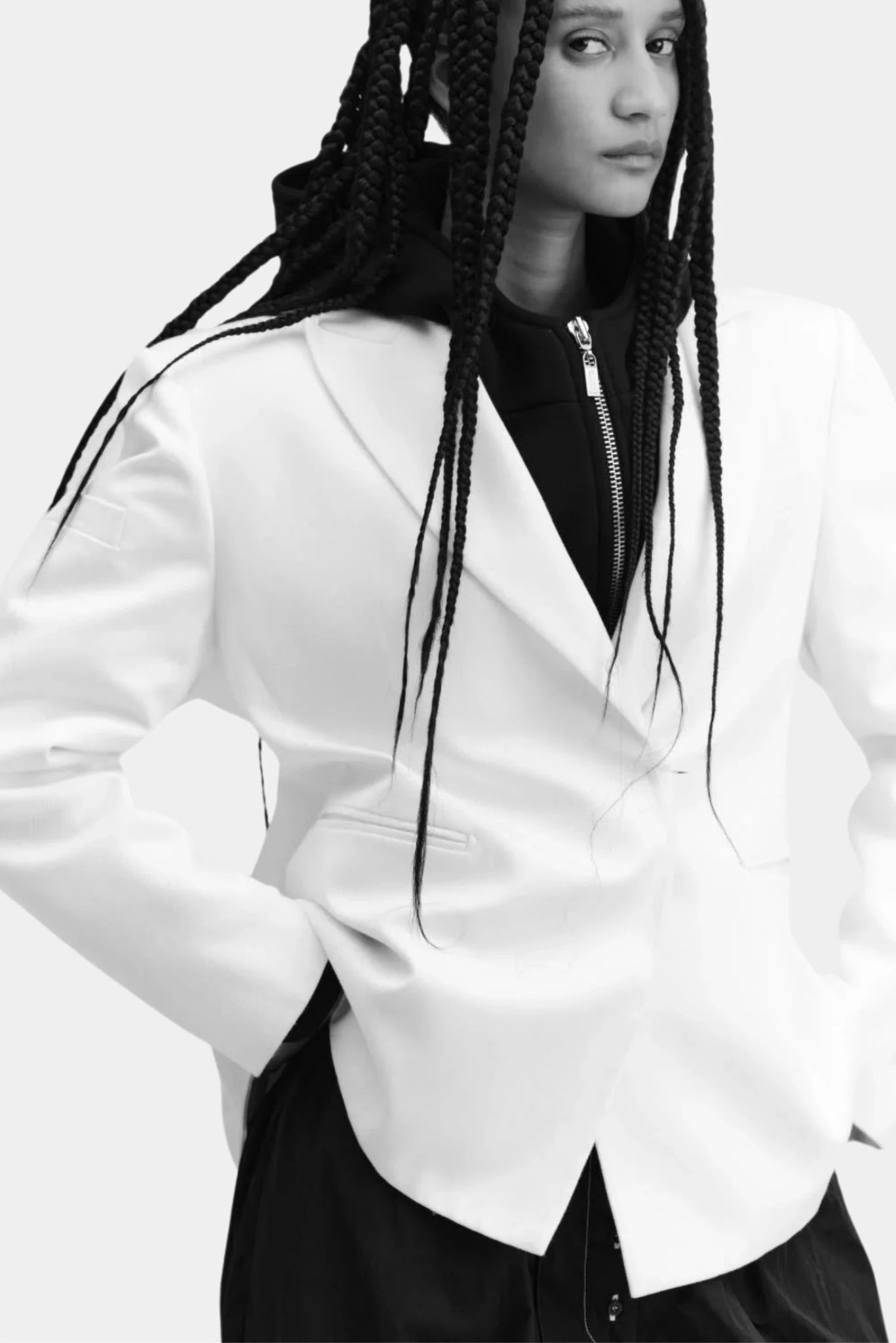 Detalhe do Blazer Drax Francesca off-white com lapela ampla e bolso embutido