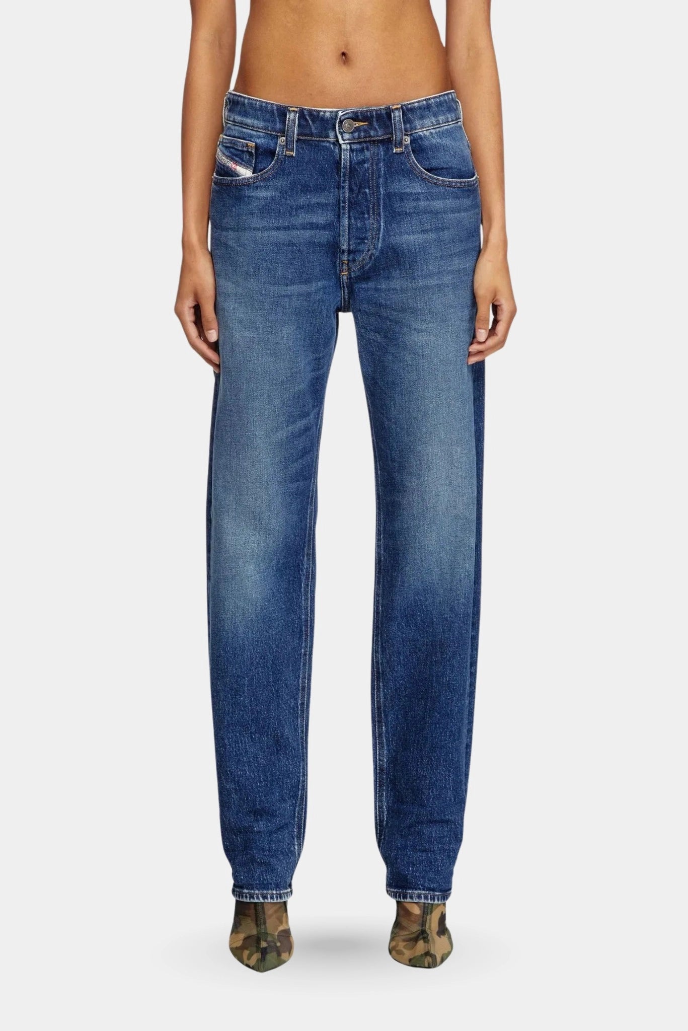 Calça jeans azul Diesel com modelagem reta e lavagem estonada
