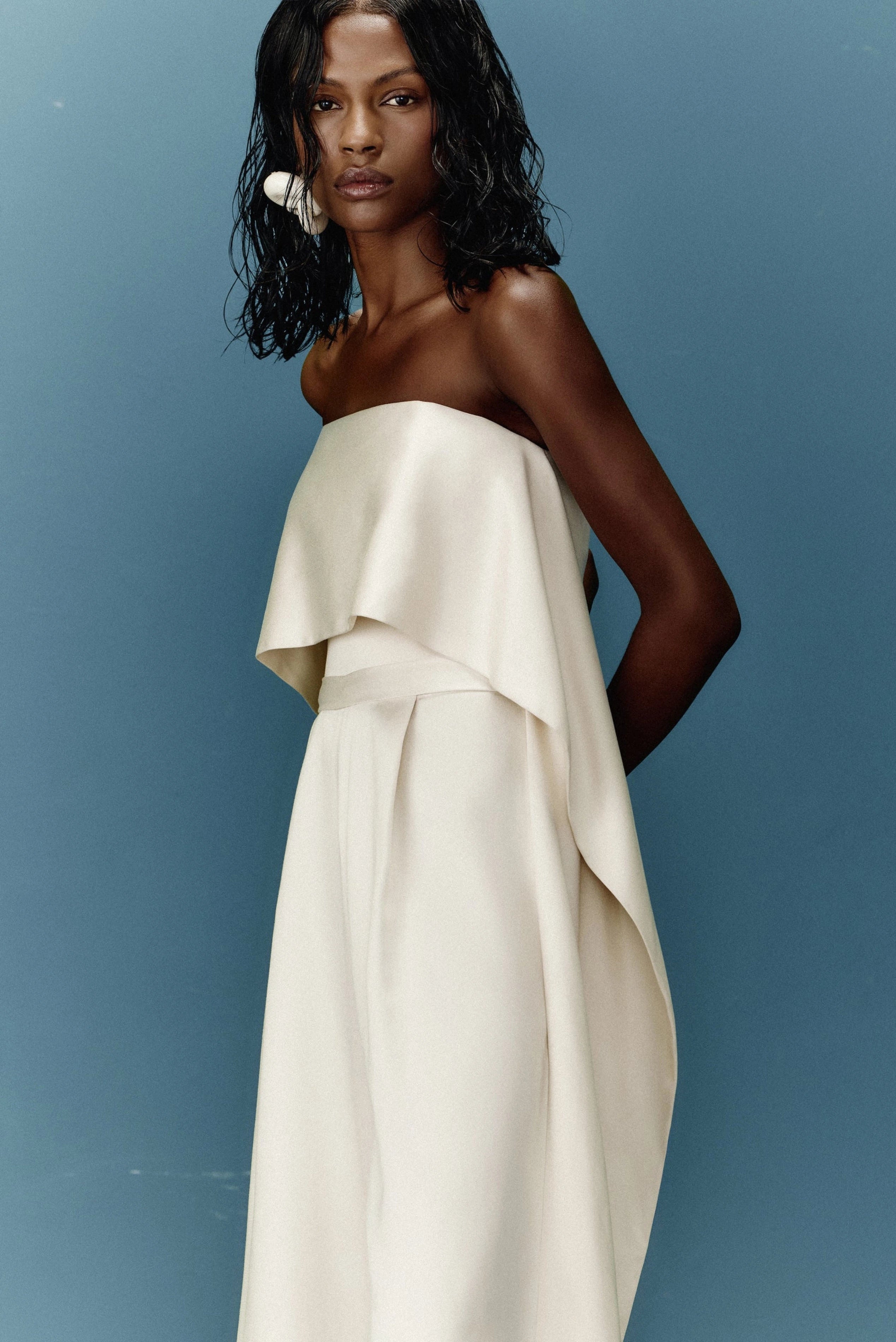 Macacão feminino Nácar Minú off-white com detalhe assimétrico e caimento sofisticado