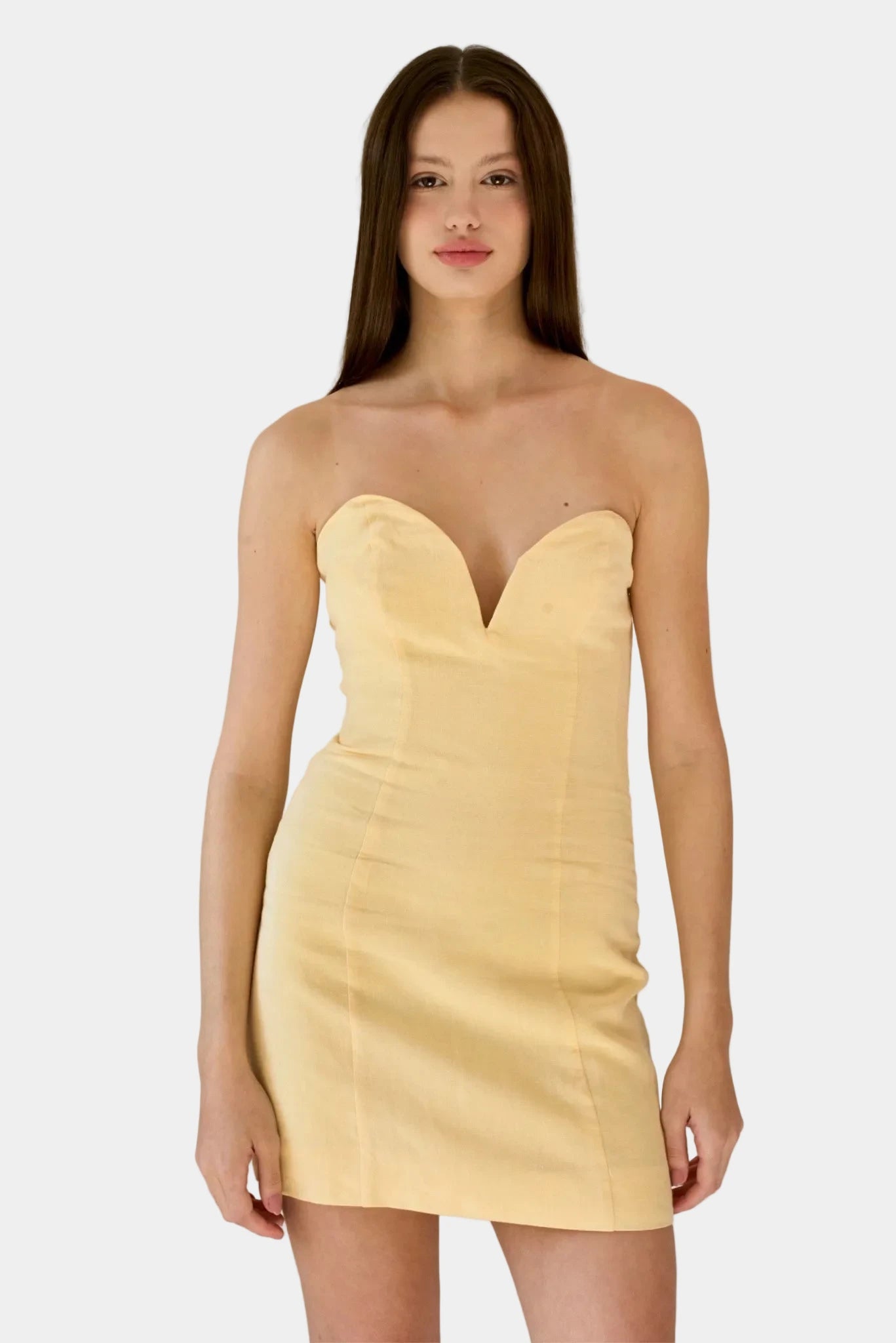 Modelo usando Vestido Curto Linho Nina MR amarelo claro com decote coração estruturado