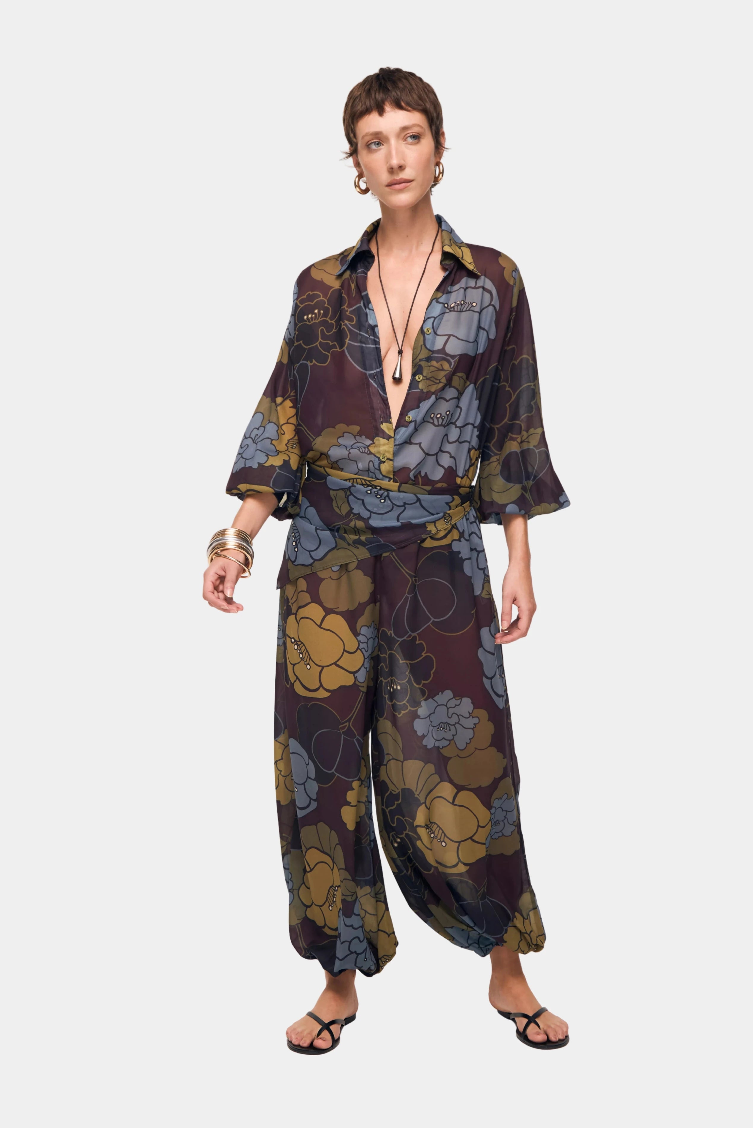Calça Aladim Floral Bloom August com estampa floral e caimento leve