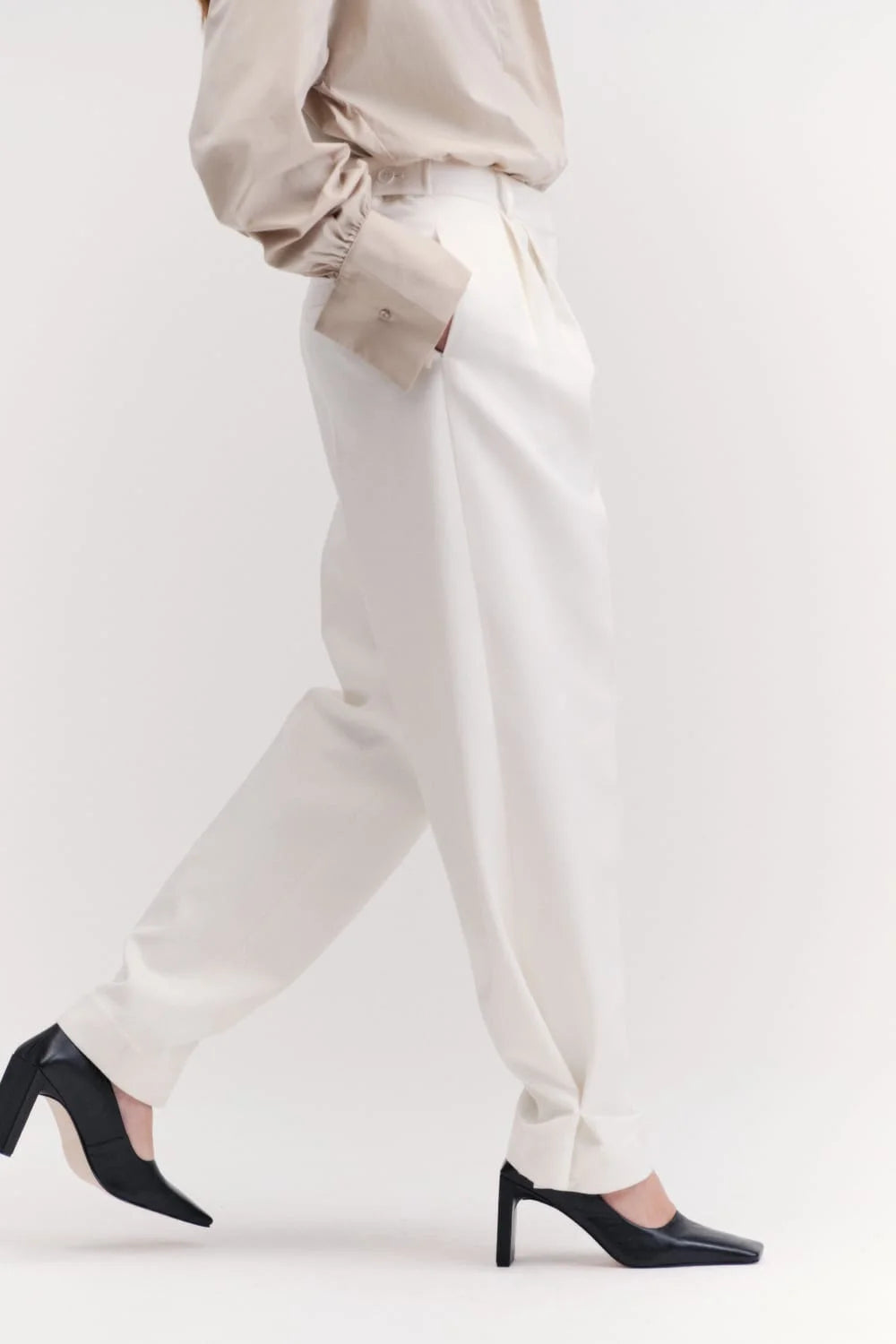 Calça Drax Francesca off-white com pregas e bolsos laterais