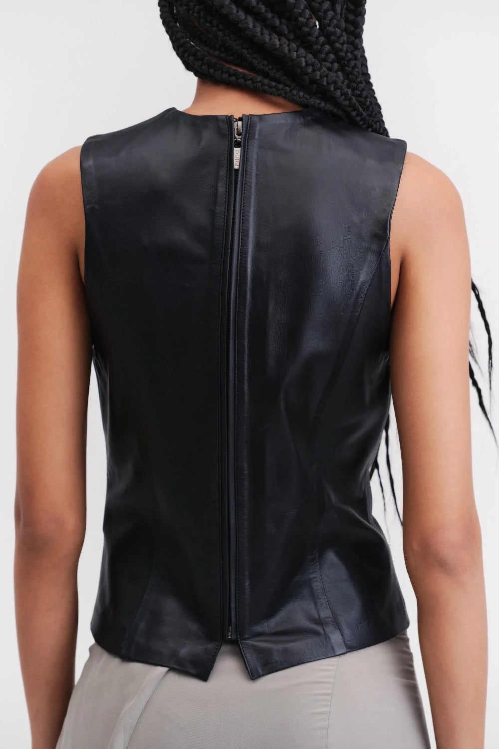 Blusa Francesca em couro preto com modelagem ajustada e zíper nas costas