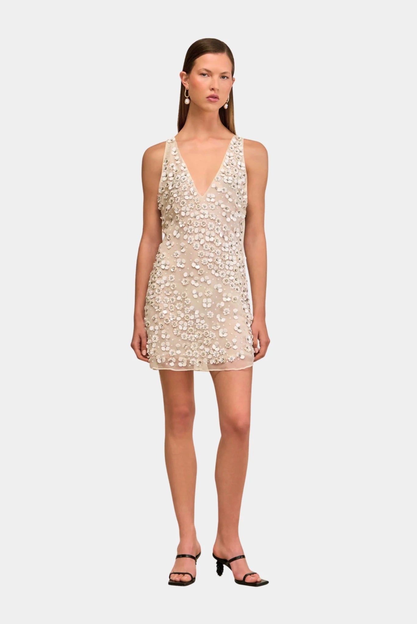 Vestido mini cult gaia bege com flores bordadas e decote profundo frontal