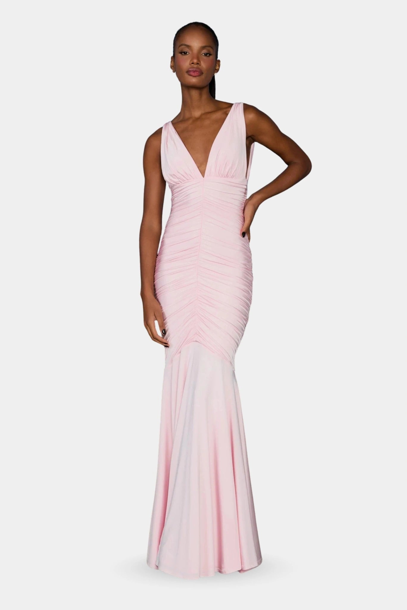 Modelo usando Vestido Longo Sthephany Fabulous rosa claro com drapeado ajustado