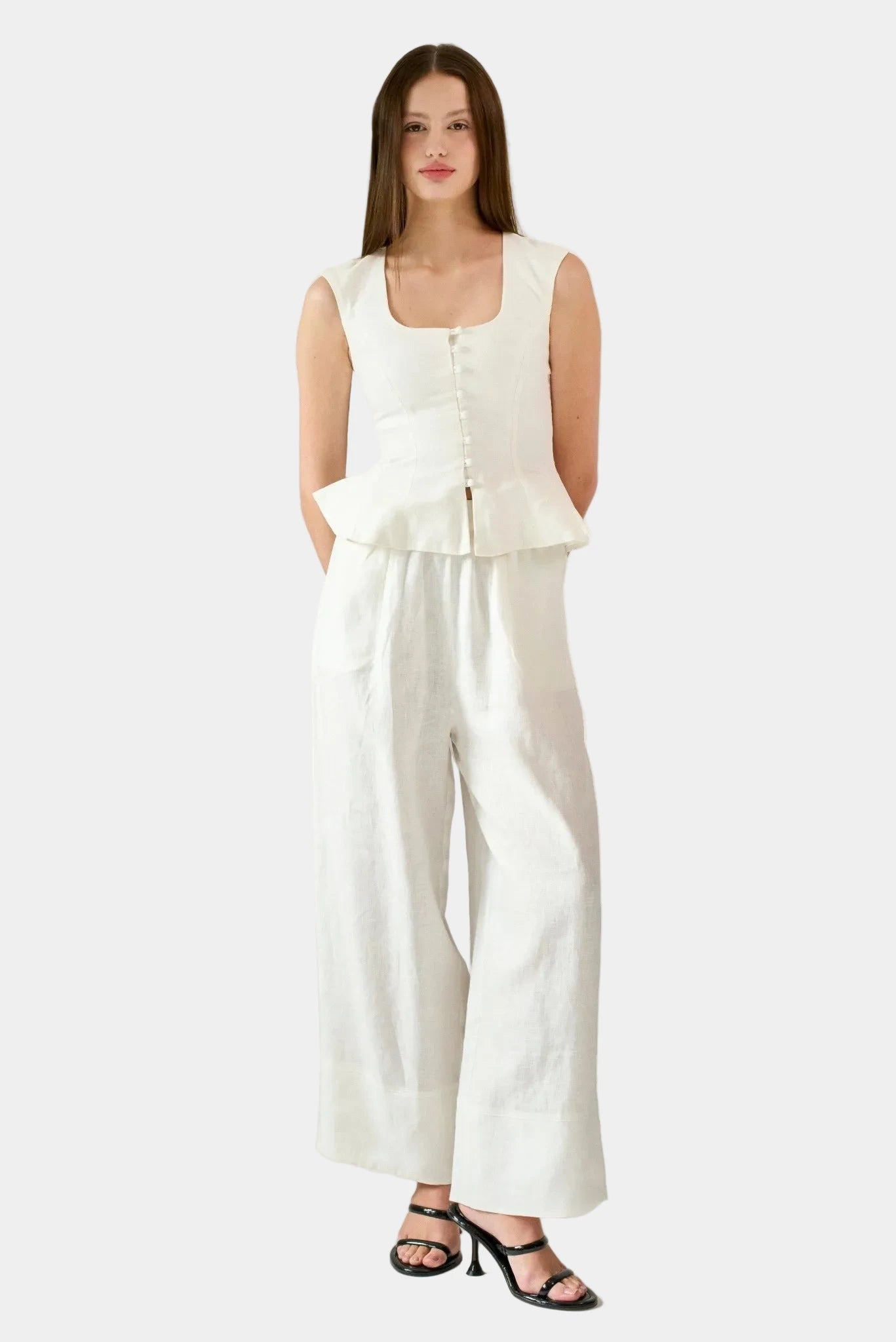 Modelo usando top off white em linho com peplum e calça ampla coordenada