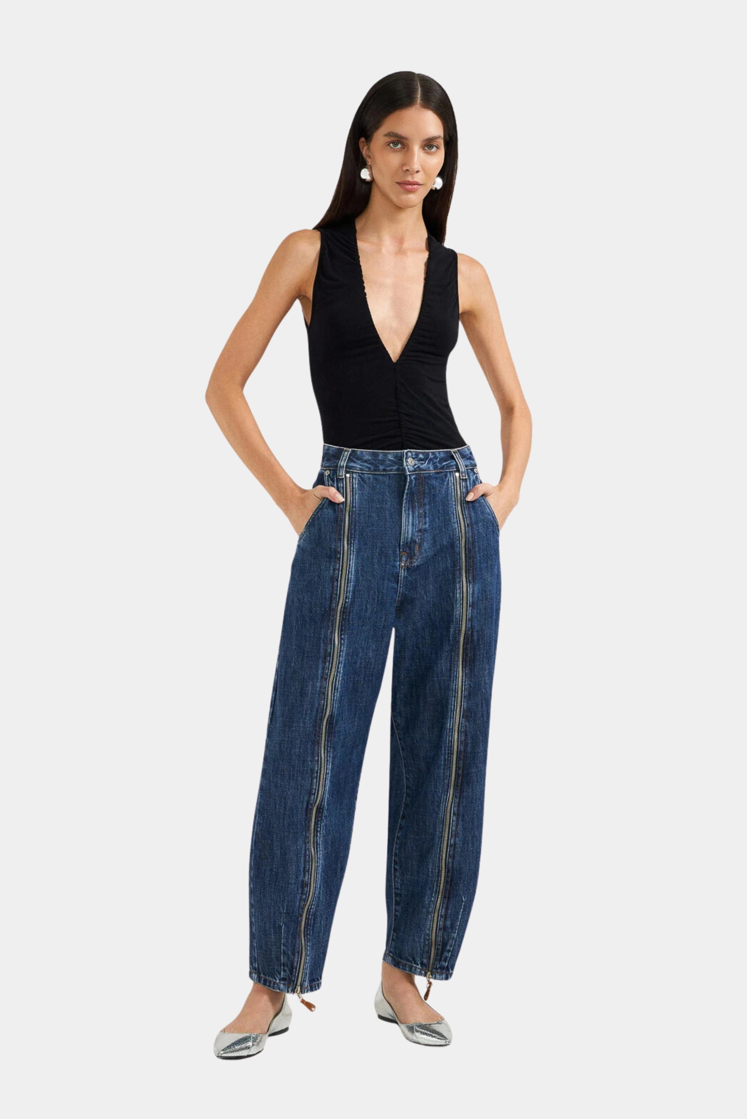 Modelo usando calça jeans balloon azul escuro com zíperes frontais e cintura alta LDnim