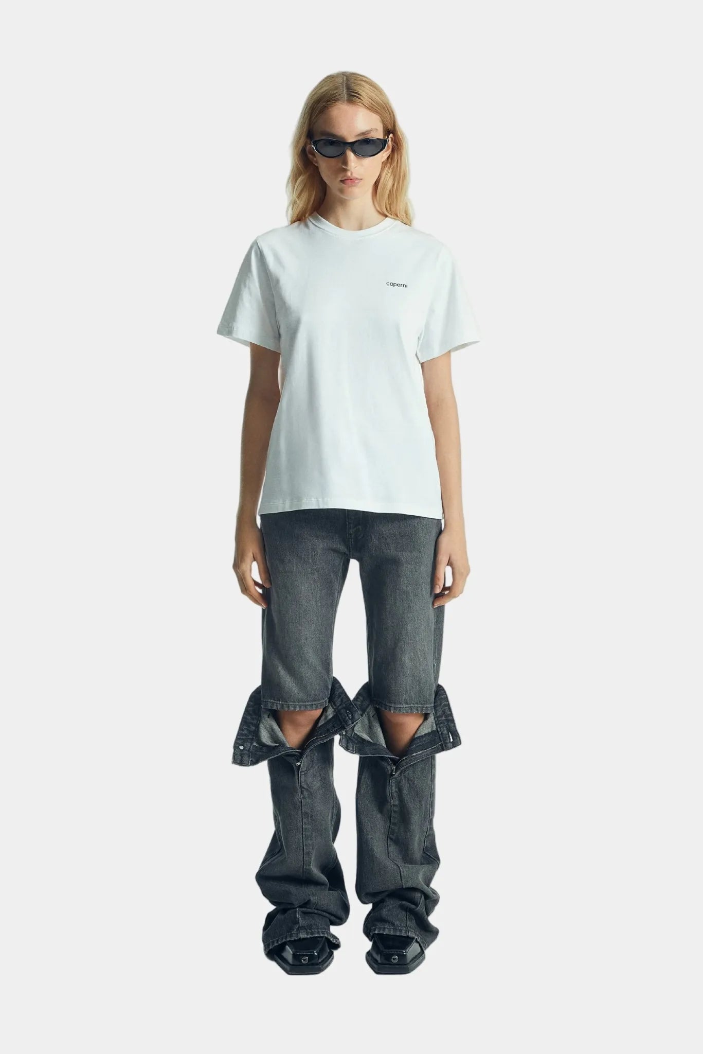 Camiseta feminina branca Coperni em algodão com caimento reto e logo minimalista