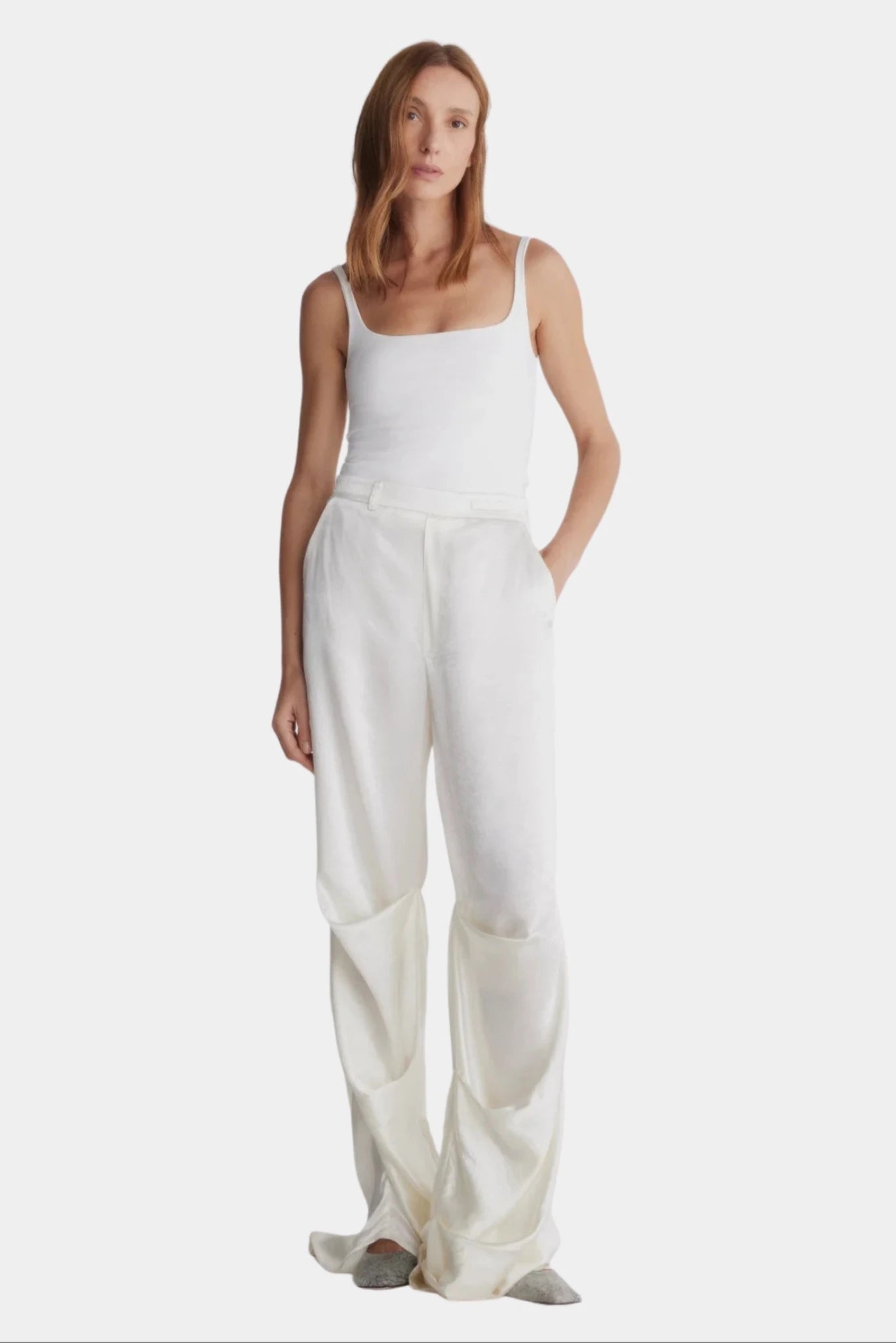 Calça Francesca off-white de cintura alta com pregas e modelagem ampla