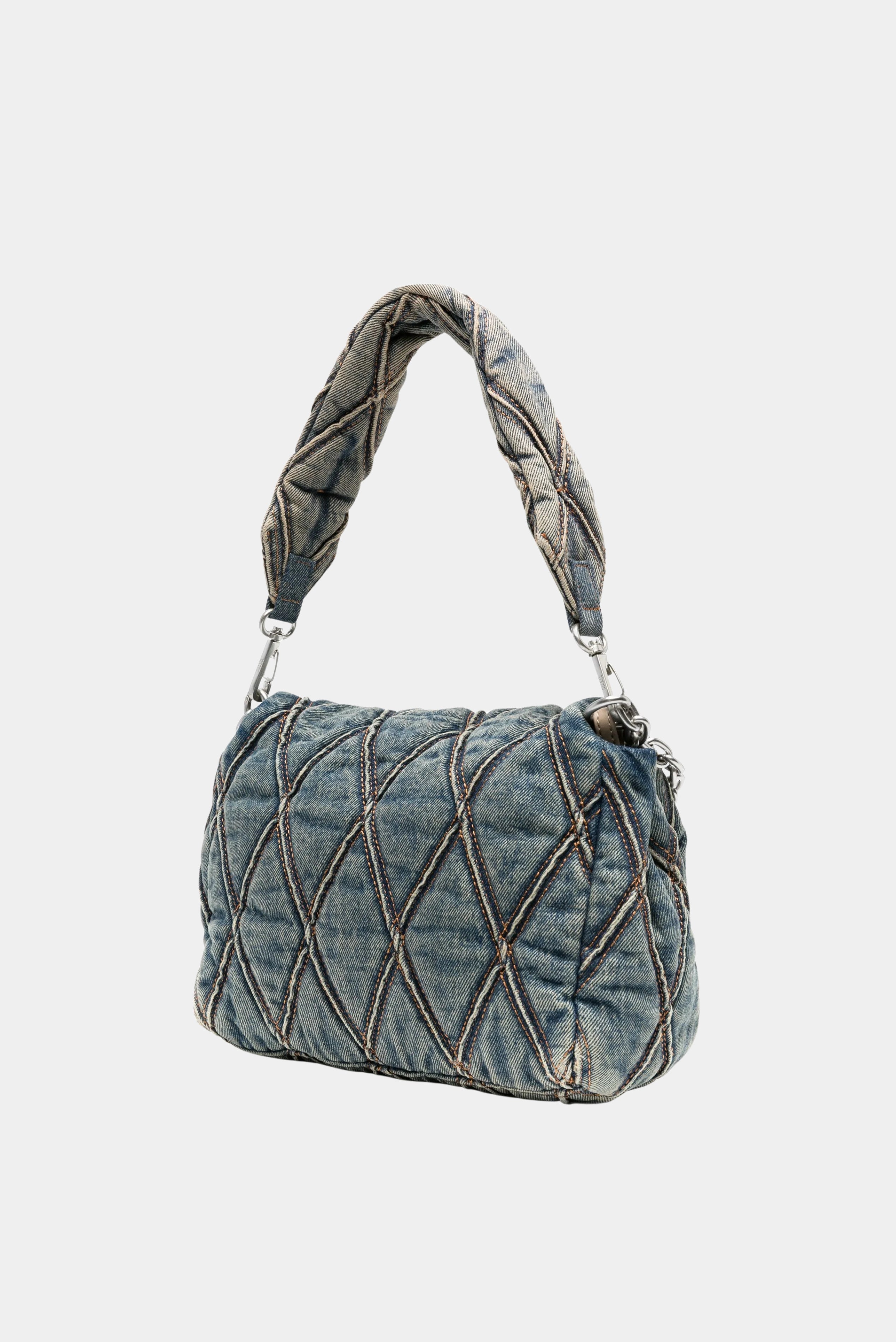 Bolsa Diesel em jeans lavado com costura matelassada geométrica e alça acolchoada