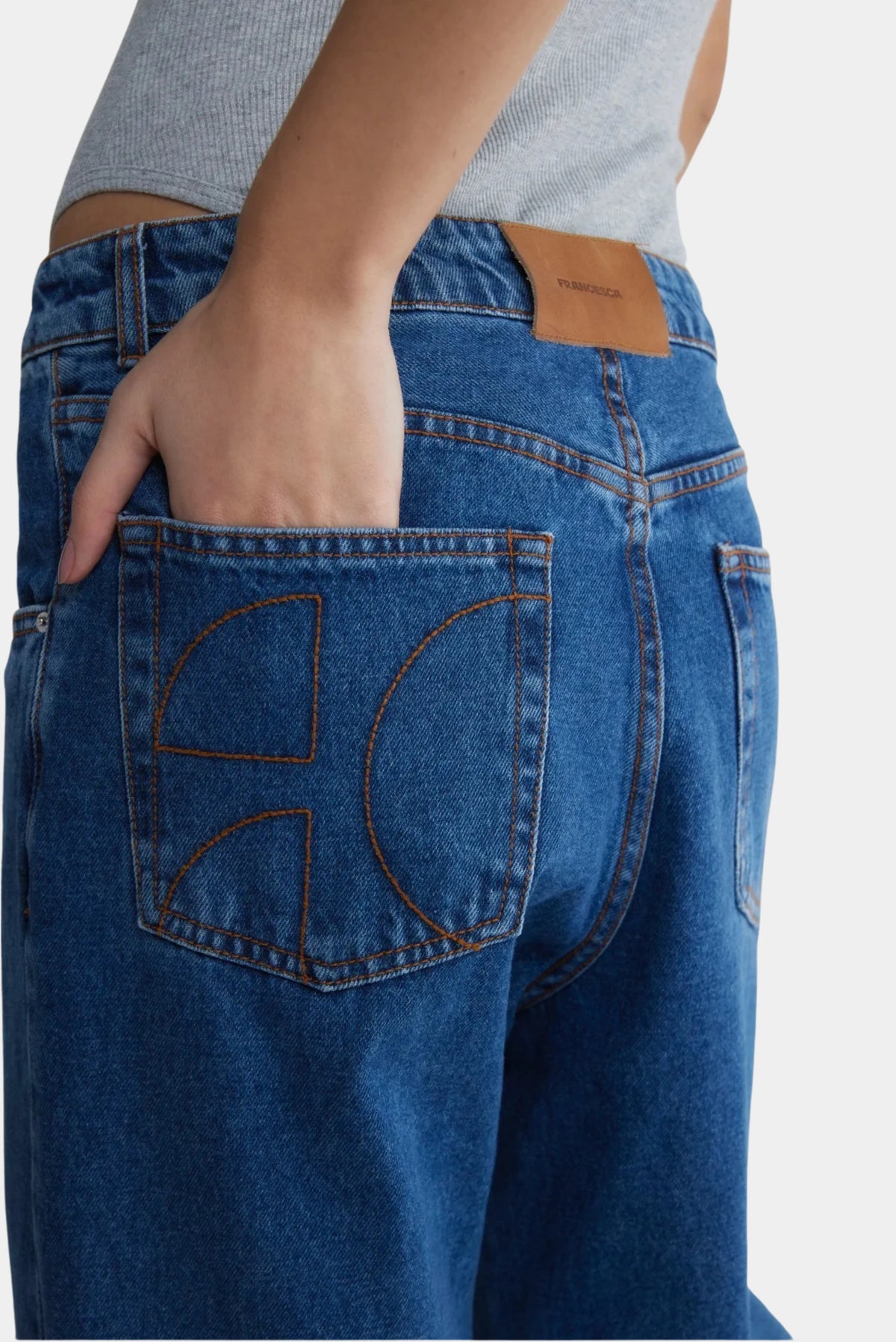 Detalhe traseiro da Calça Classic 80 Francesca jeans azul com bolso bordado e etiqueta no cós
