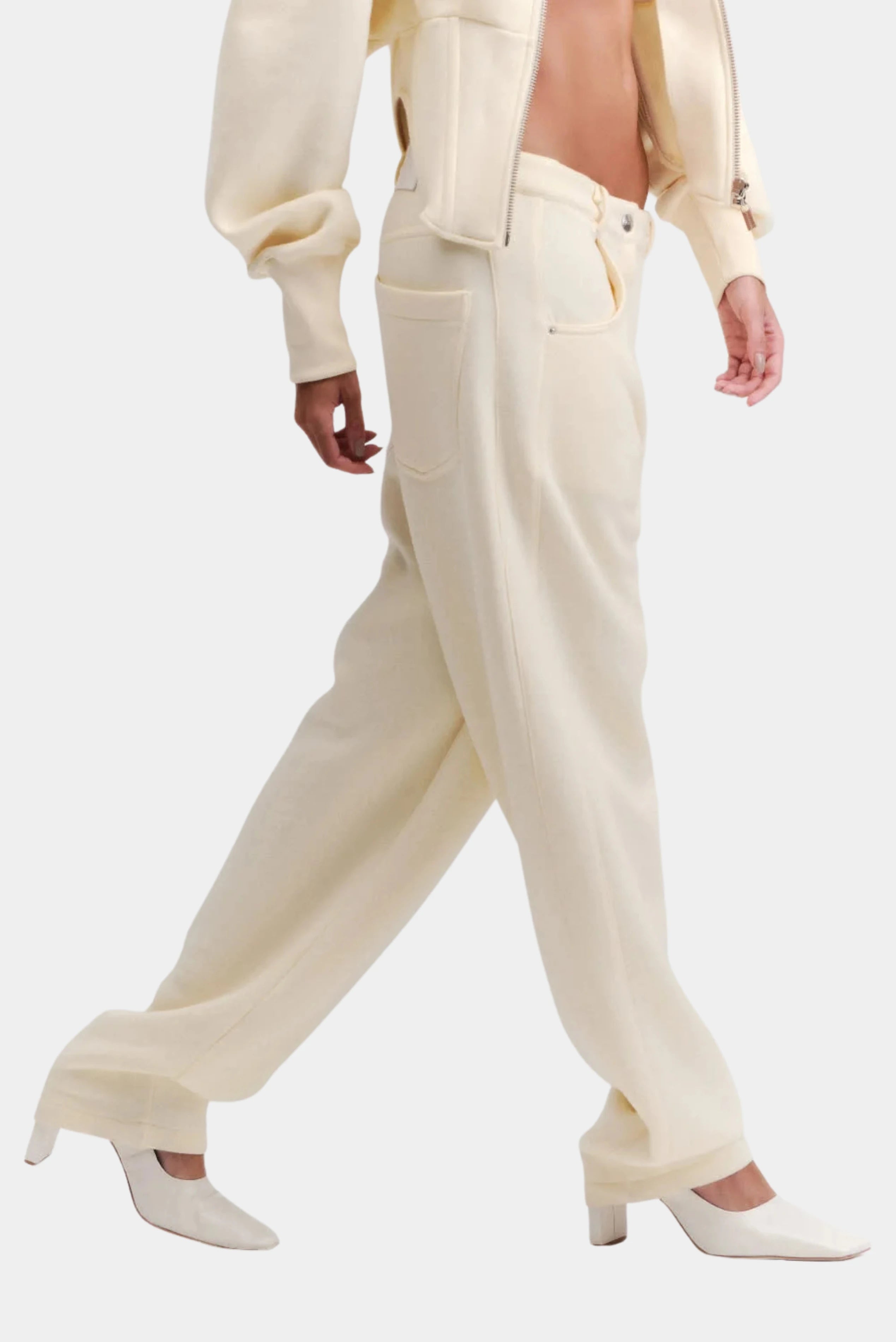 Vista lateral da Calça Framed Francesca off white com caimento relaxado e bolsos aplicados