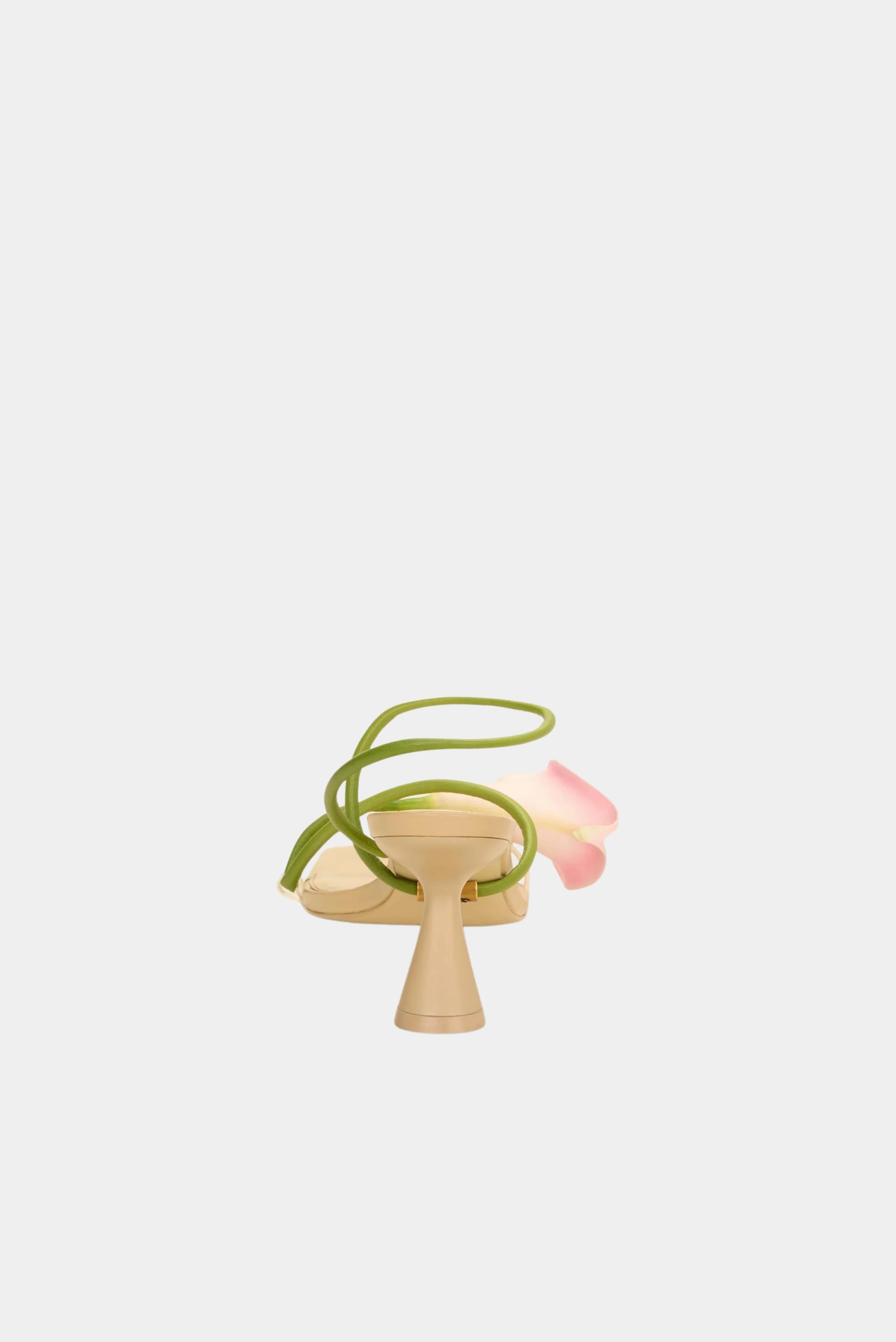 Sandália Cult Gaia com salto escultural e aplicação floral rosa
