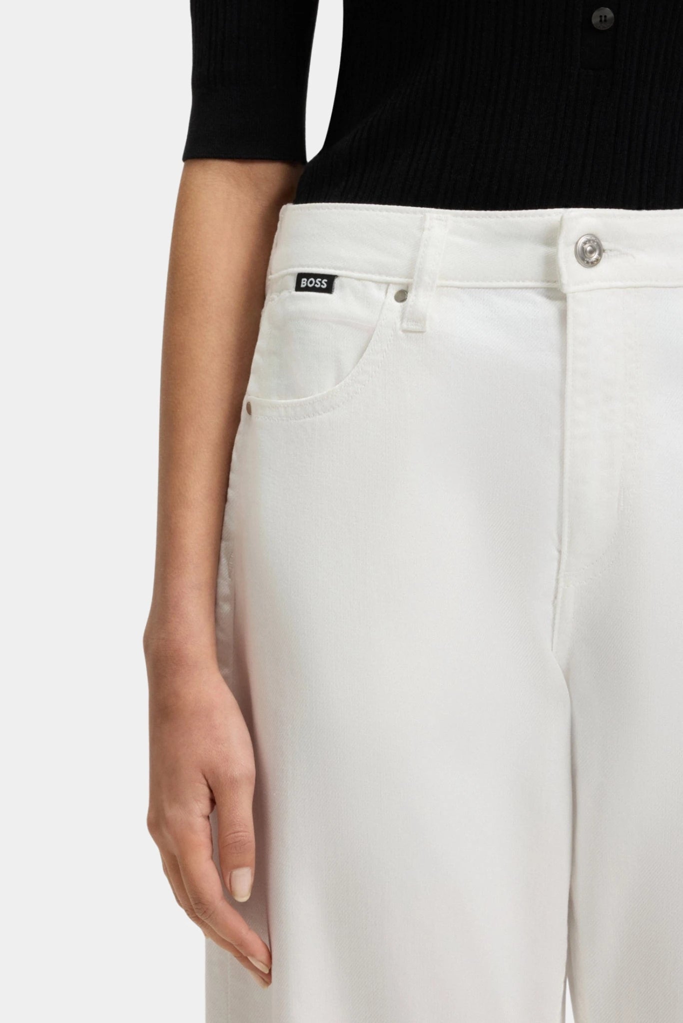 Detalhe da calça jeans Daelya Hugo Boss branca com bolso frontal e fechamento por botão