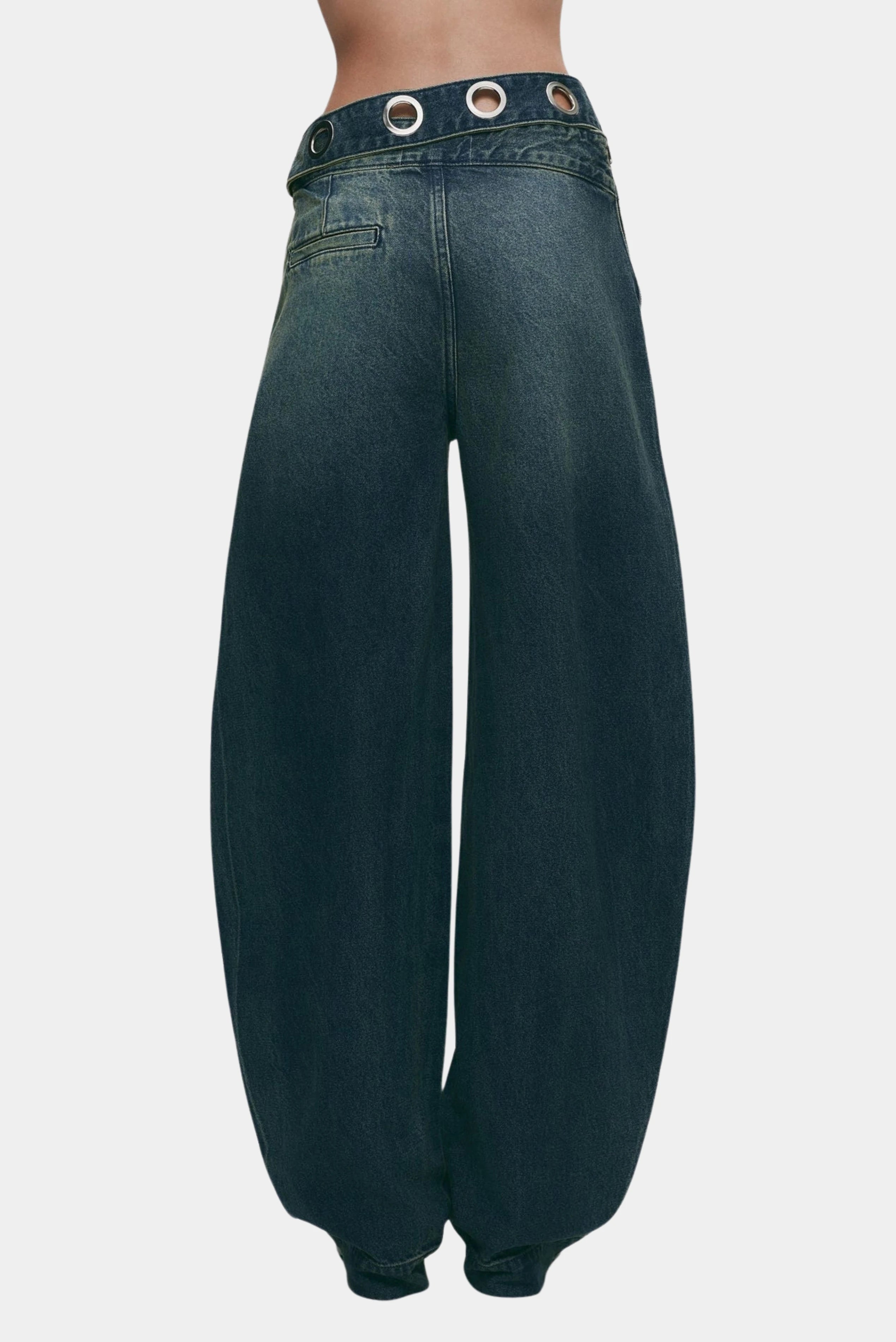 Calça jeans azul escuro de modelagem ampla com cintura baixa e ilhoses metálicos nas costas