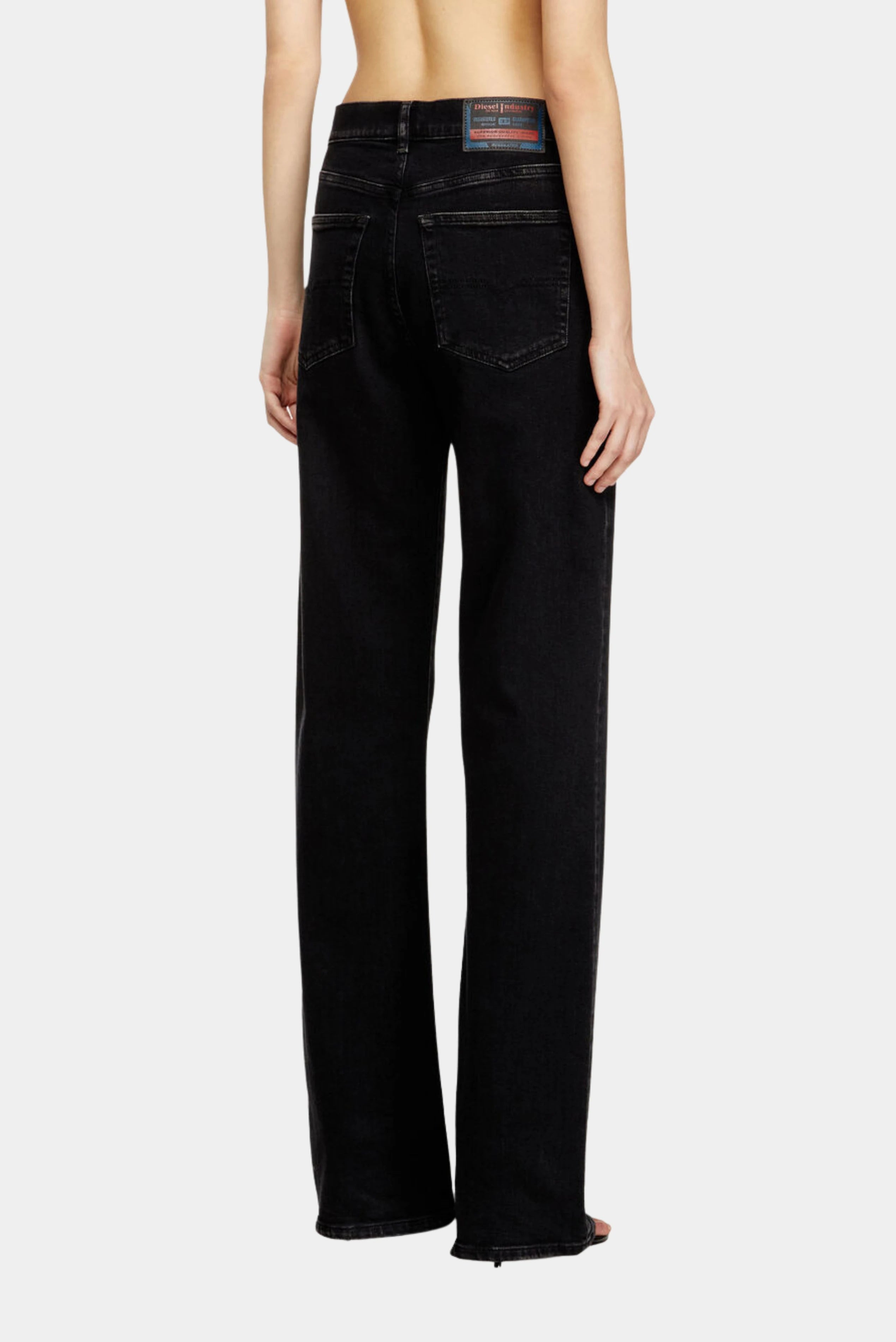 Calça Jeans Regular D-Sent Diesel preta com bolsos traseiros e caimento reto