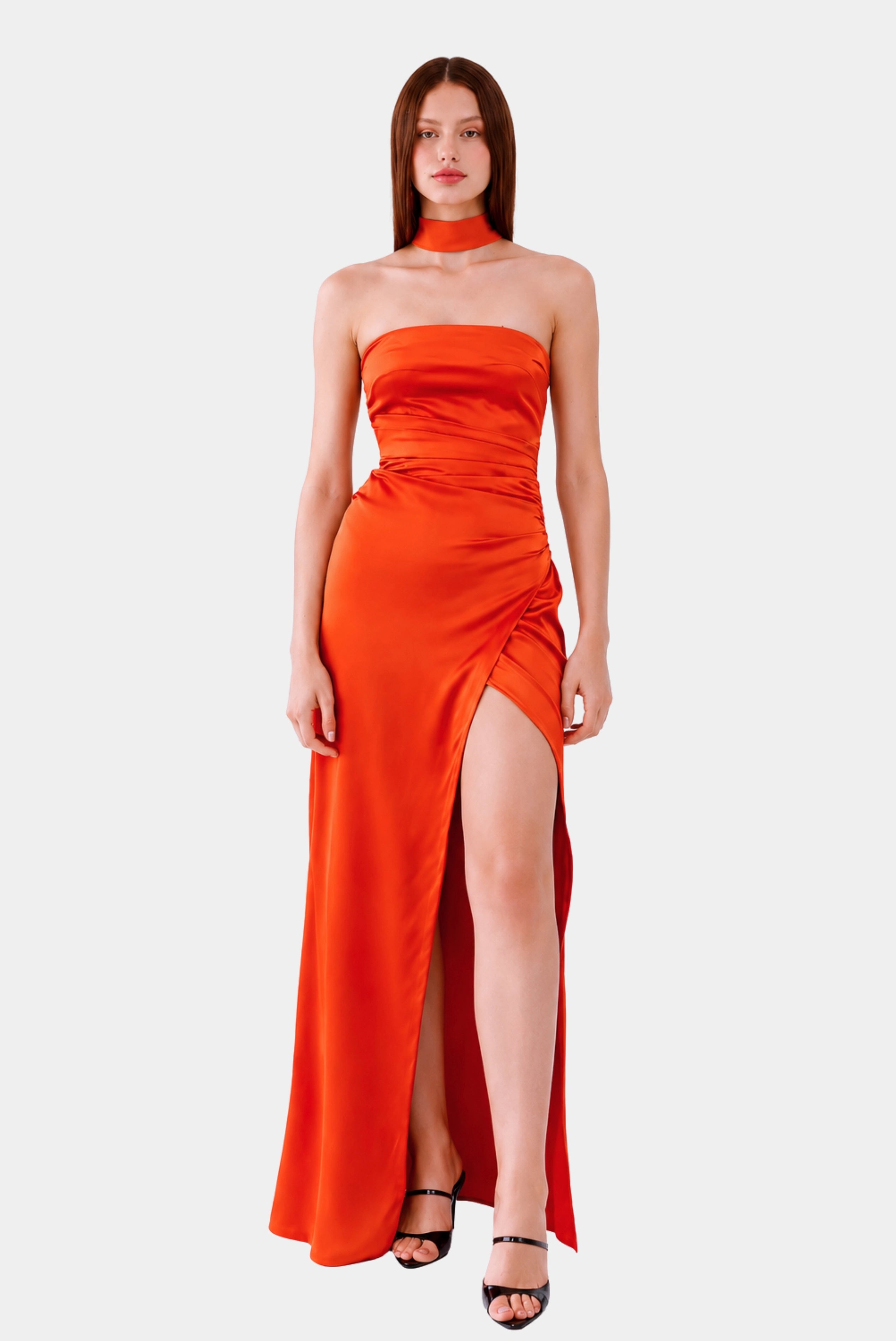 Modelo usando Vestido de Festa Longo Opera MR laranja com fenda alta e gola removível