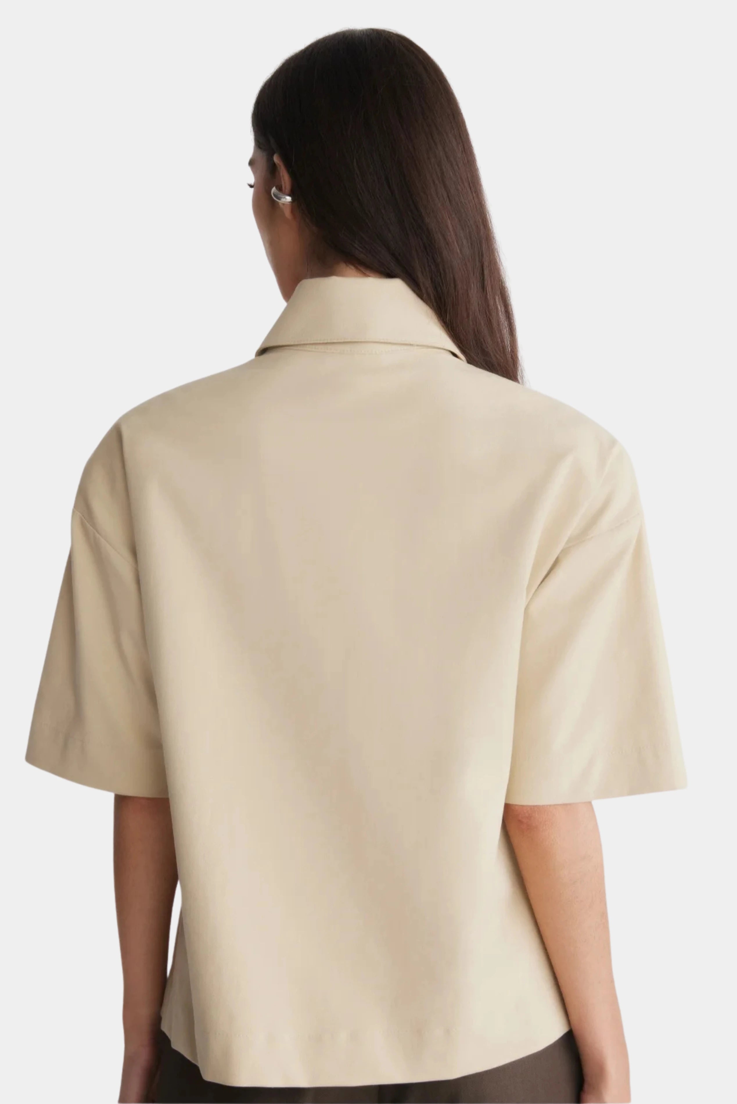 Camisa Vértice Francesca bege com modelagem ampla e costas lisas