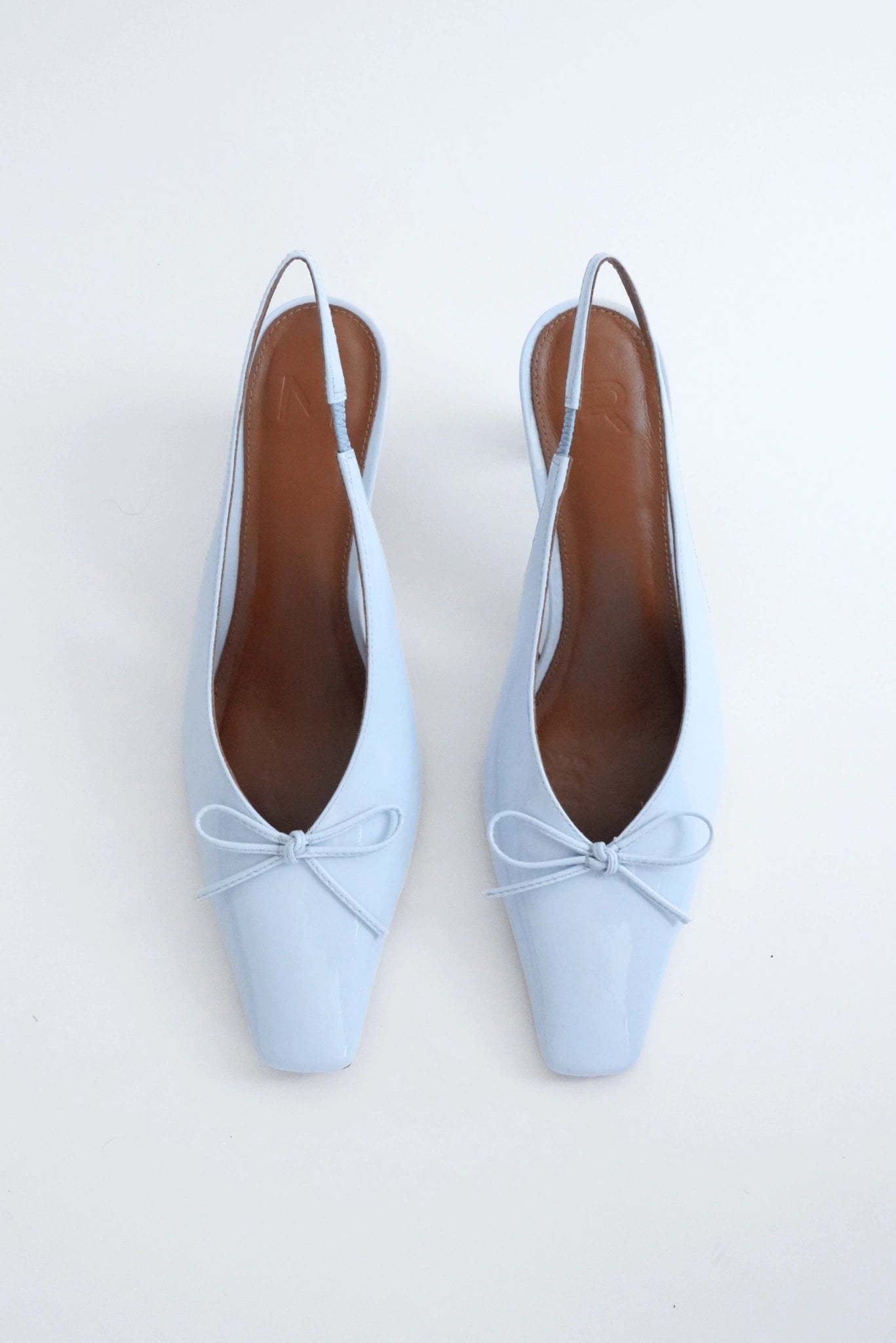 Par de scarpins slingback azul claro com laço frontal