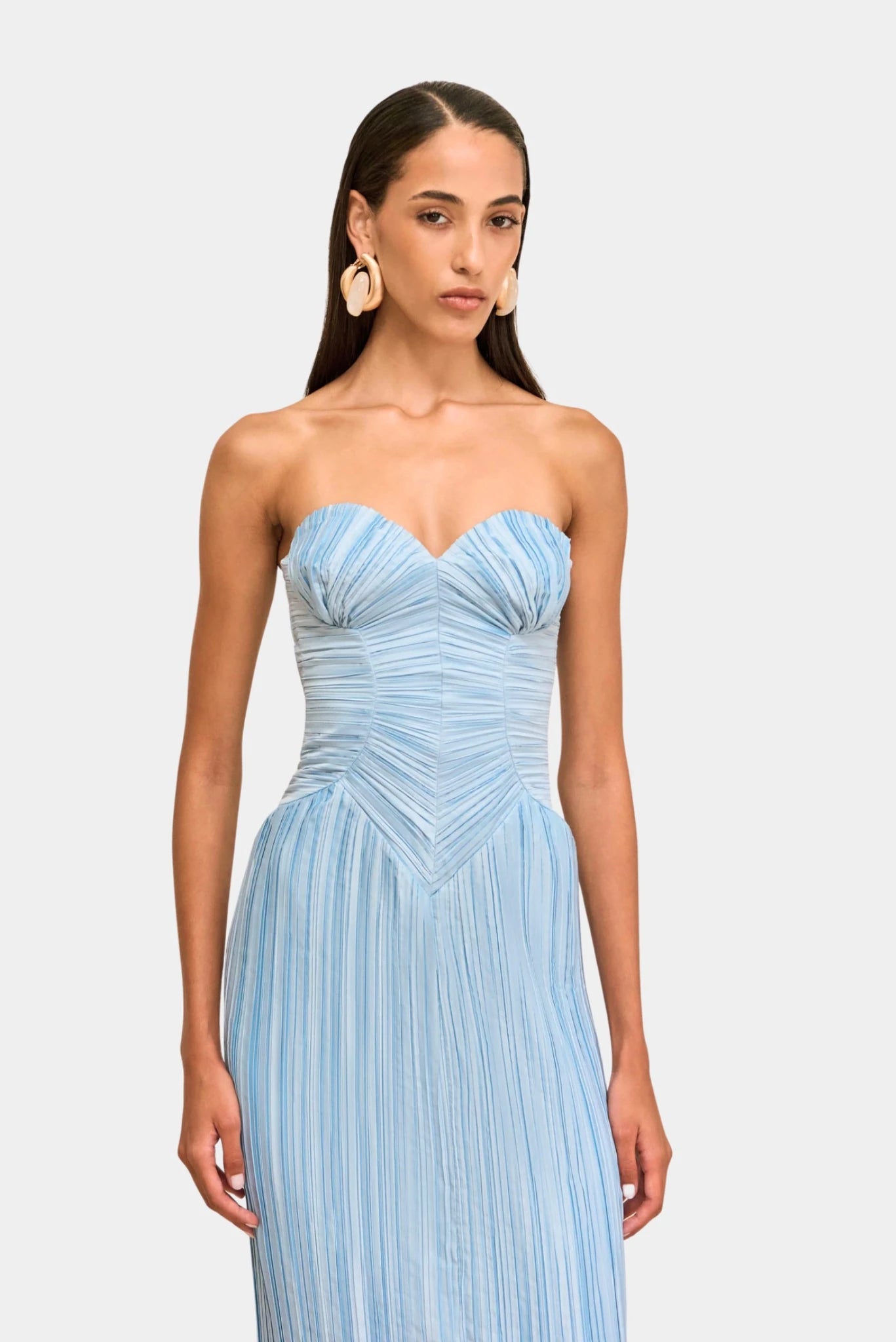 Close do busto estruturado e pregas delicadas do vestido azul Ashika Cult Gaia