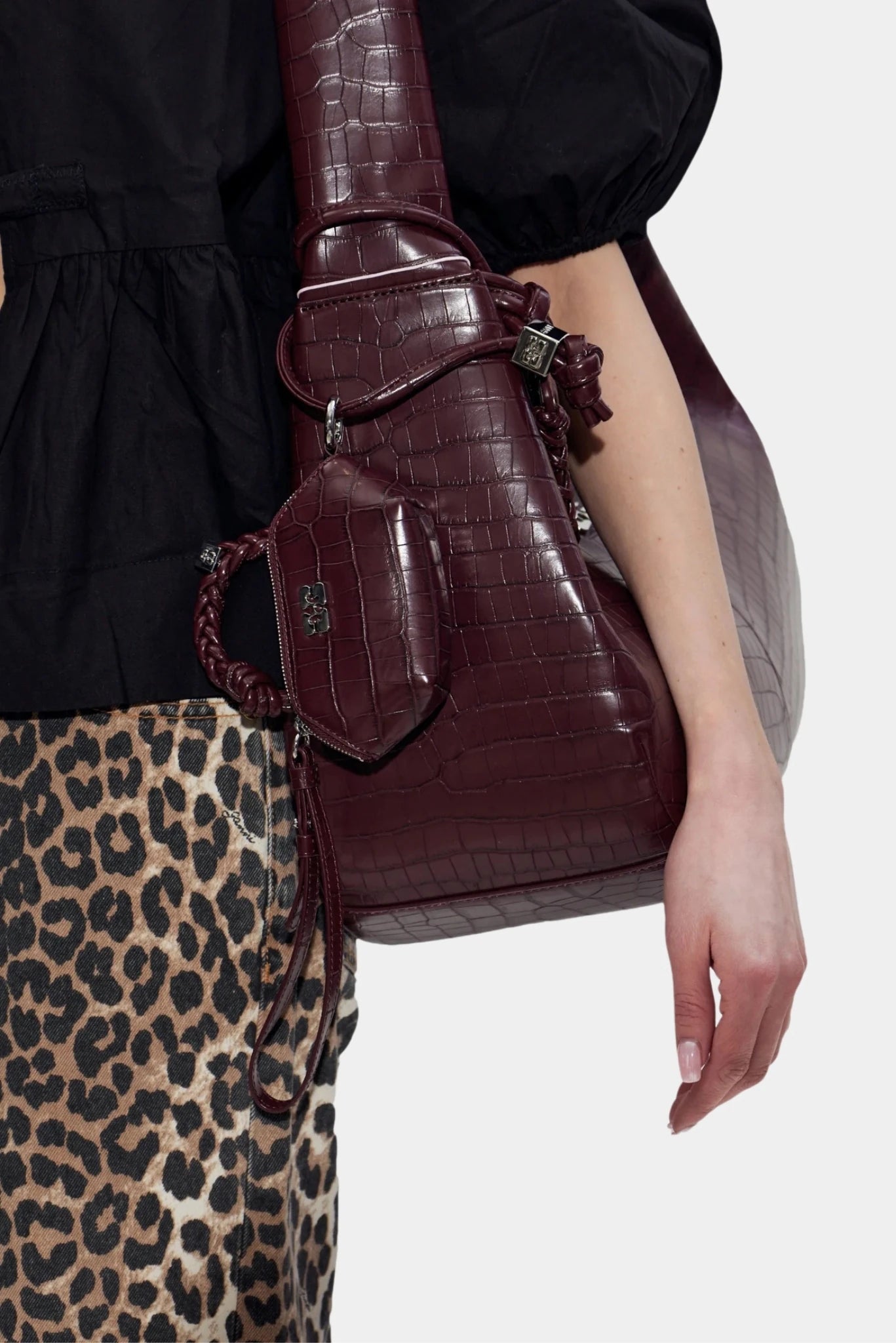 Modelo usando Bolsa Bou Nano Ganni bordô com textura croco