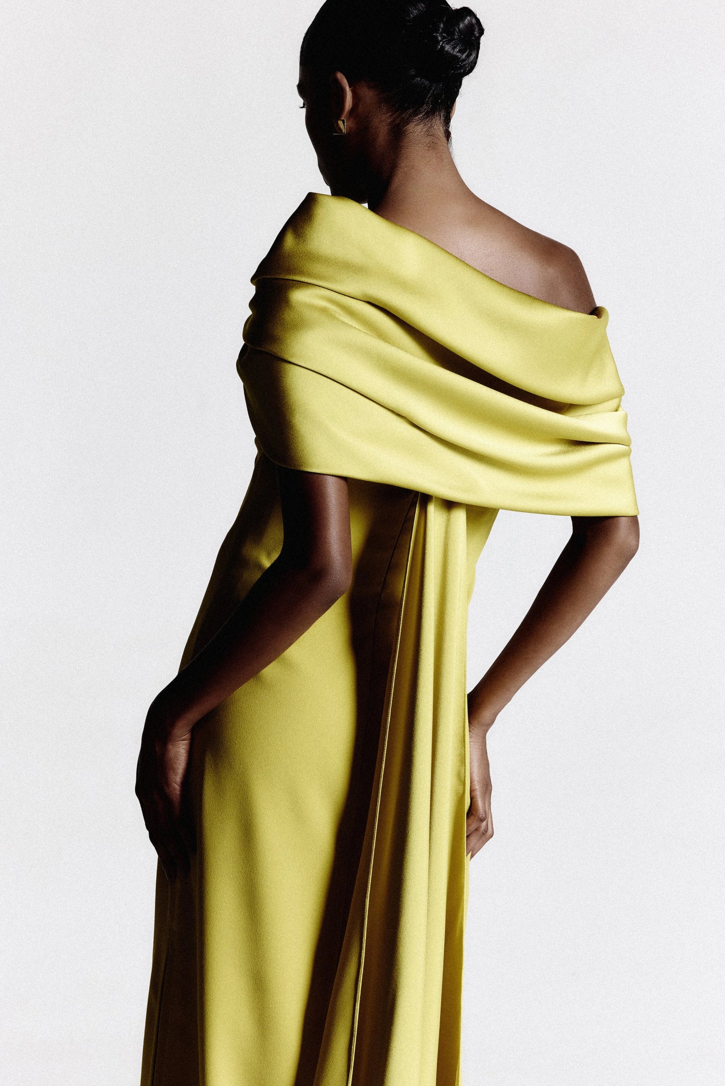 Vestido longo de festa pistache com decote assimétrico e detalhe fluido nas costas